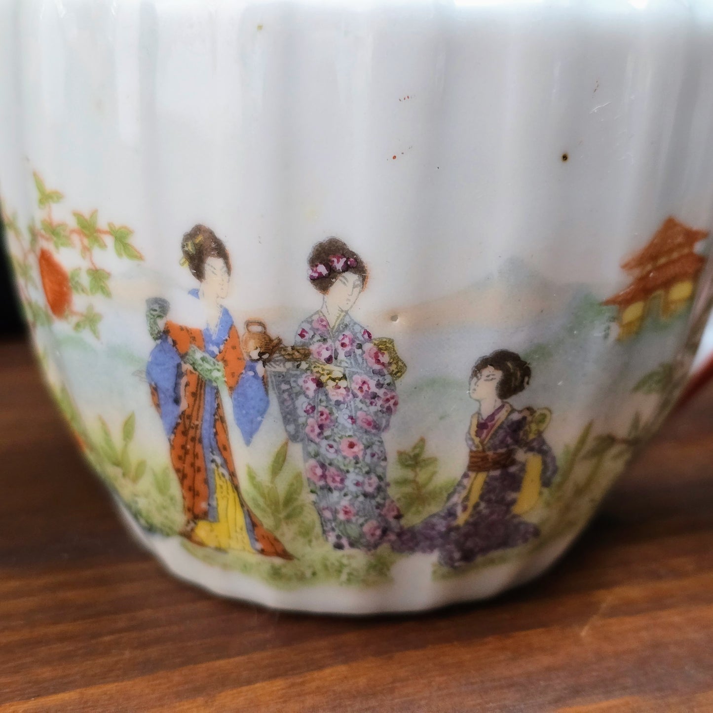 Entdecke dieses japanische Vintage-Milchkännchen mit Geisha-Motiv – handbemalt, 1950er Original. Perfekt für Sammler & Porzellanliebhaber.