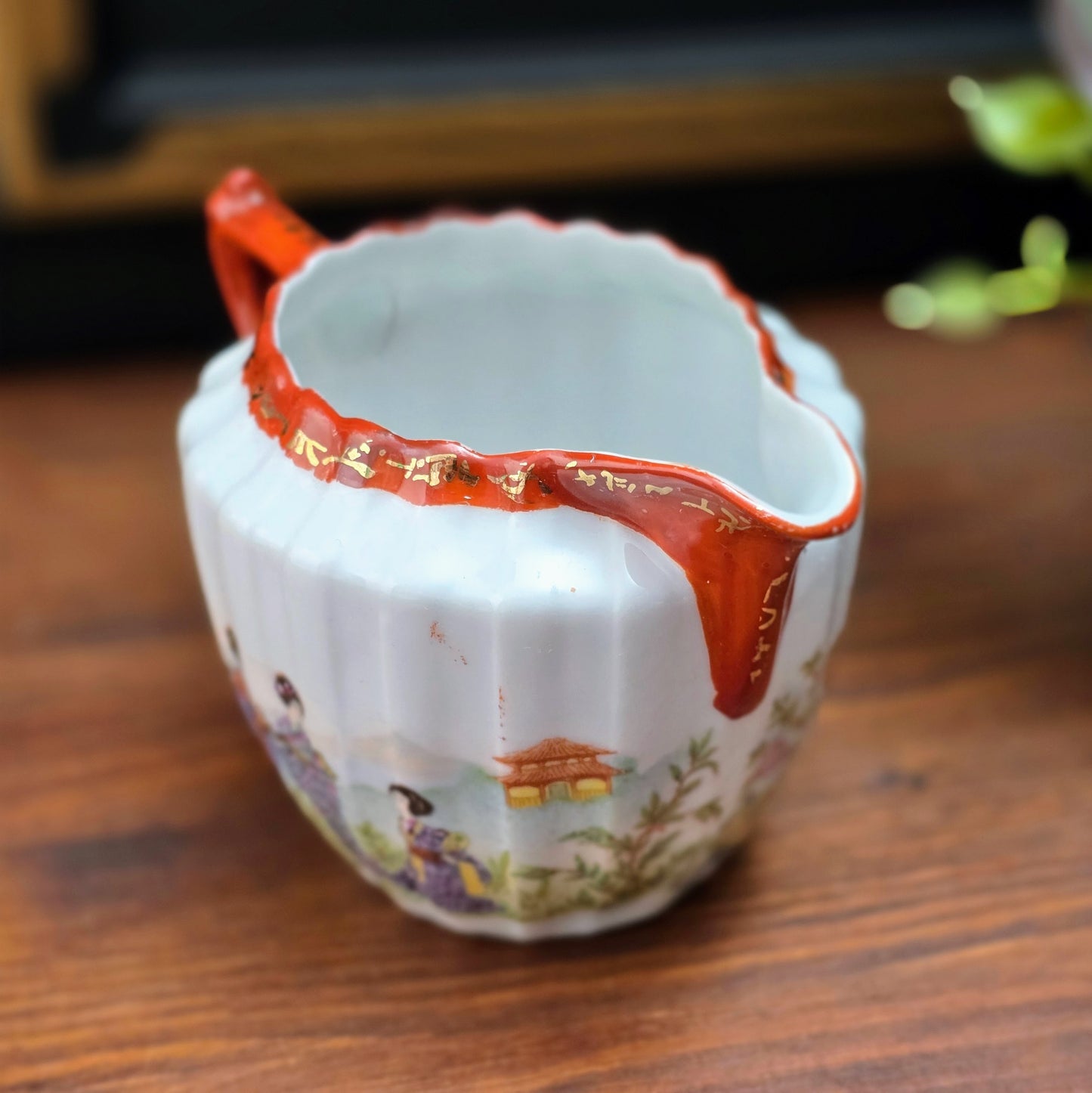 Entdecke dieses japanische Vintage-Milchkännchen mit Geisha-Motiv – handbemalt, 1950er Original. Perfekt für Sammler & Porzellanliebhaber.