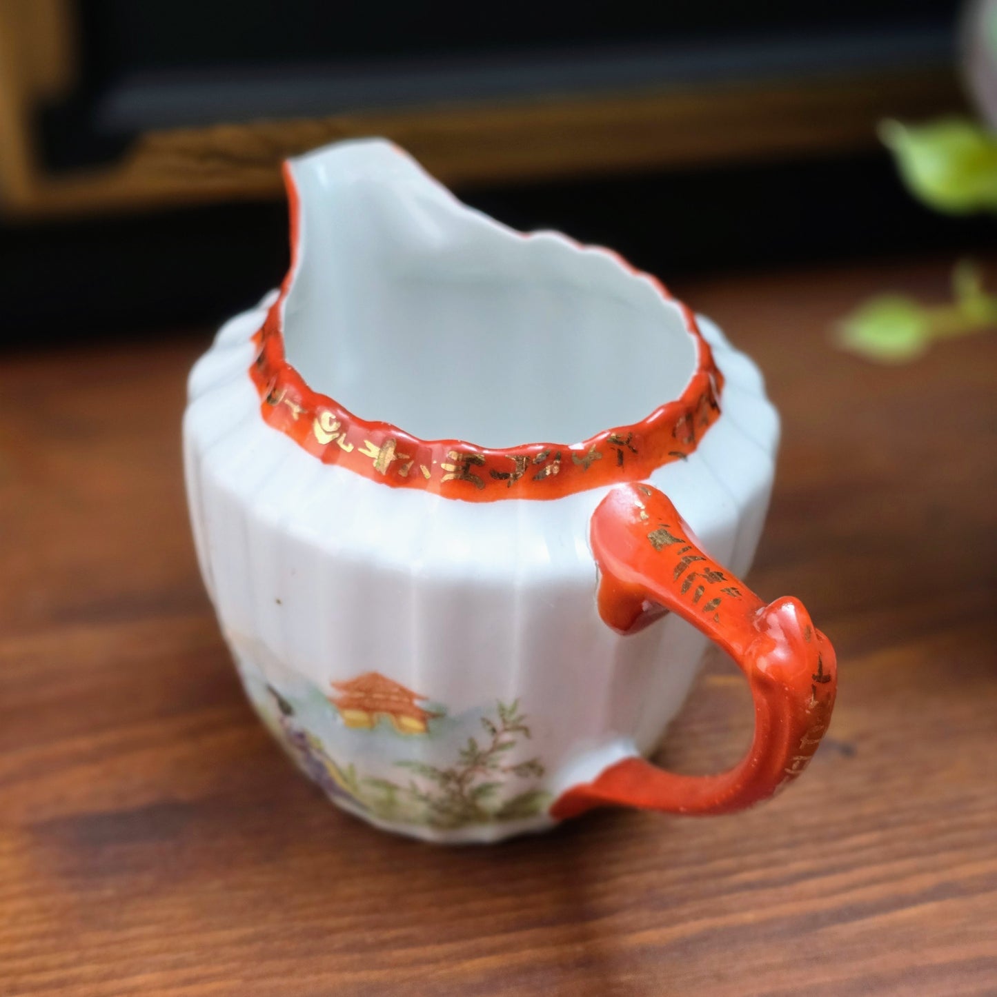 Entdecke dieses japanische Vintage-Milchkännchen mit Geisha-Motiv – handbemalt, 1950er Original. Perfekt für Sammler & Porzellanliebhaber.