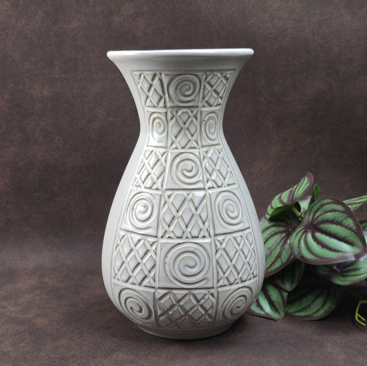 Jasba Keramik Vase 581/20 – cremeweiß mit geometrischem Relief – stilvolle Vintage Deko im Art Deco Look – robust & dekorativ für deine Wohnung oder Sammlung.