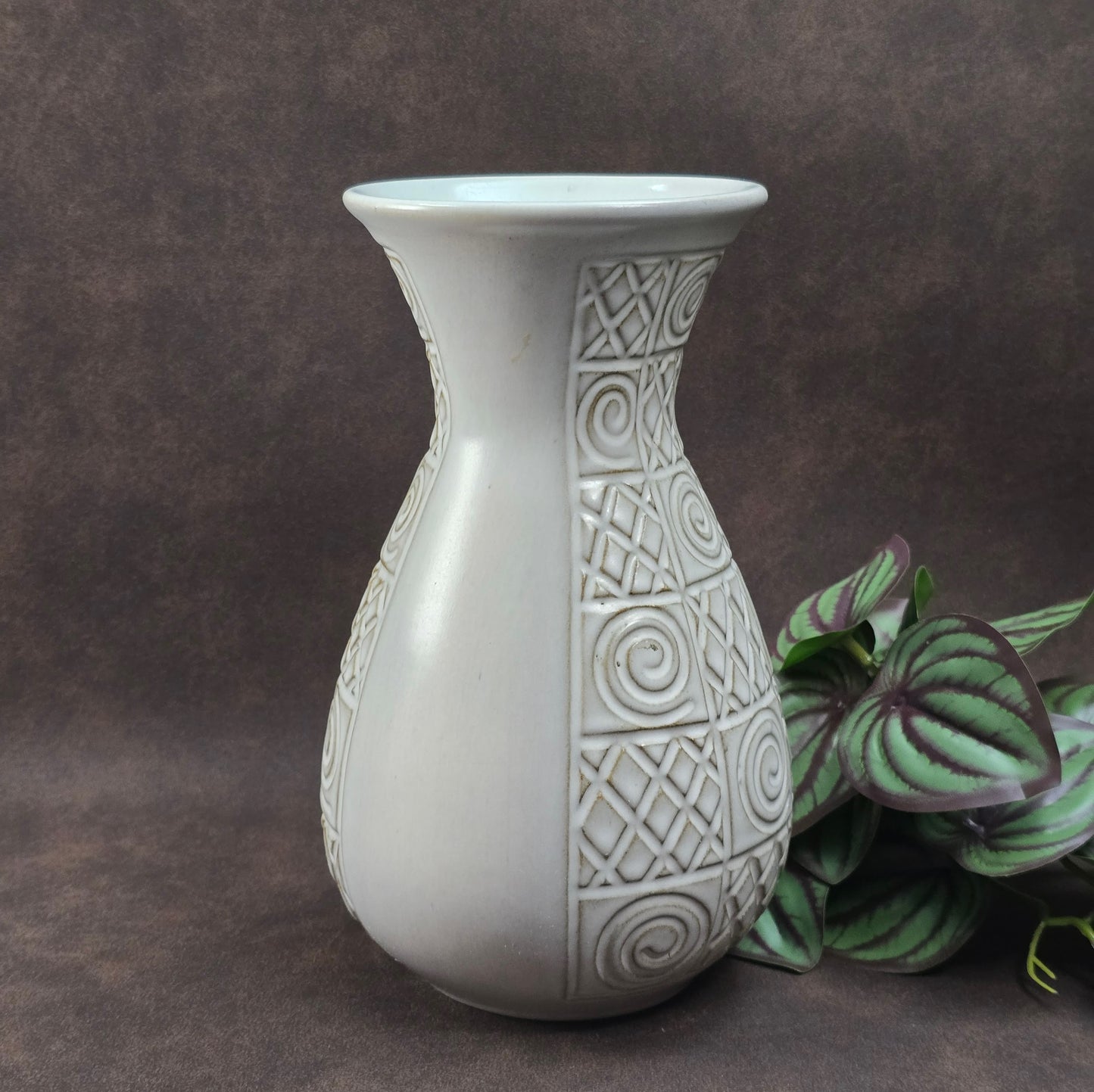 Jasba Keramik Vase 581/20 – cremeweiß mit geometrischem Relief – stilvolle Vintage Deko im Art Deco Look – robust & dekorativ für deine Wohnung oder Sammlung.