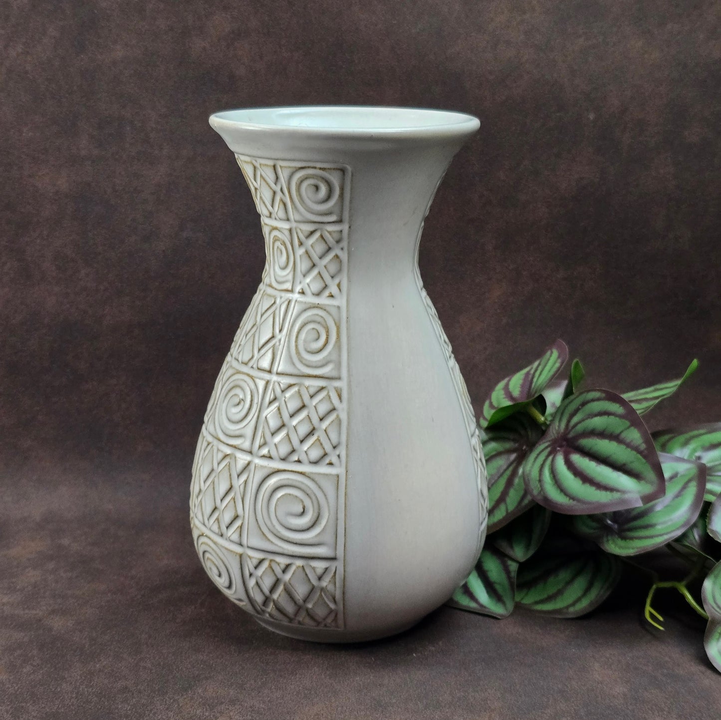 Jasba Keramik Vase 581/20 – cremeweiß mit geometrischem Relief – stilvolle Vintage Deko im Art Deco Look – robust & dekorativ für deine Wohnung oder Sammlung.