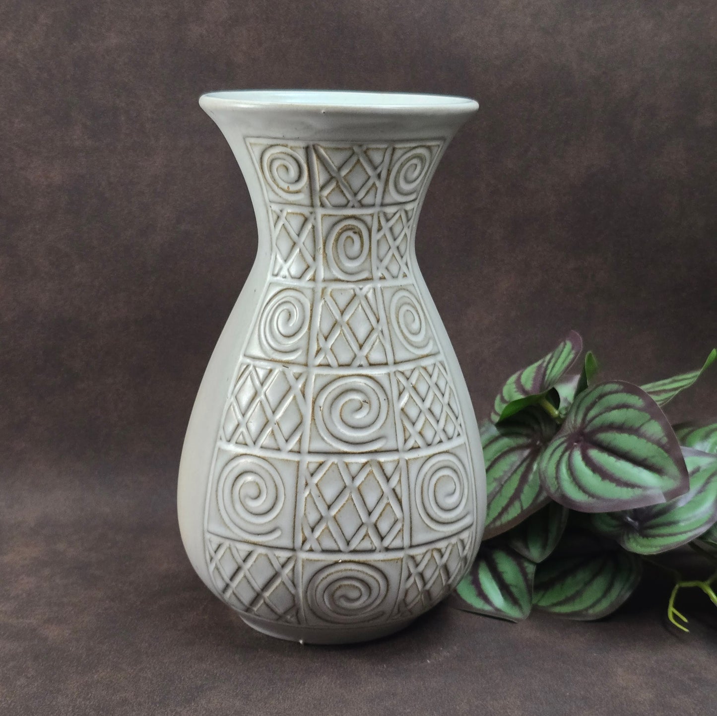 Jasba Keramik Vase 581/20 – cremeweiß mit geometrischem Relief – stilvolle Vintage Deko im Art Deco Look – robust & dekorativ für deine Wohnung oder Sammlung.