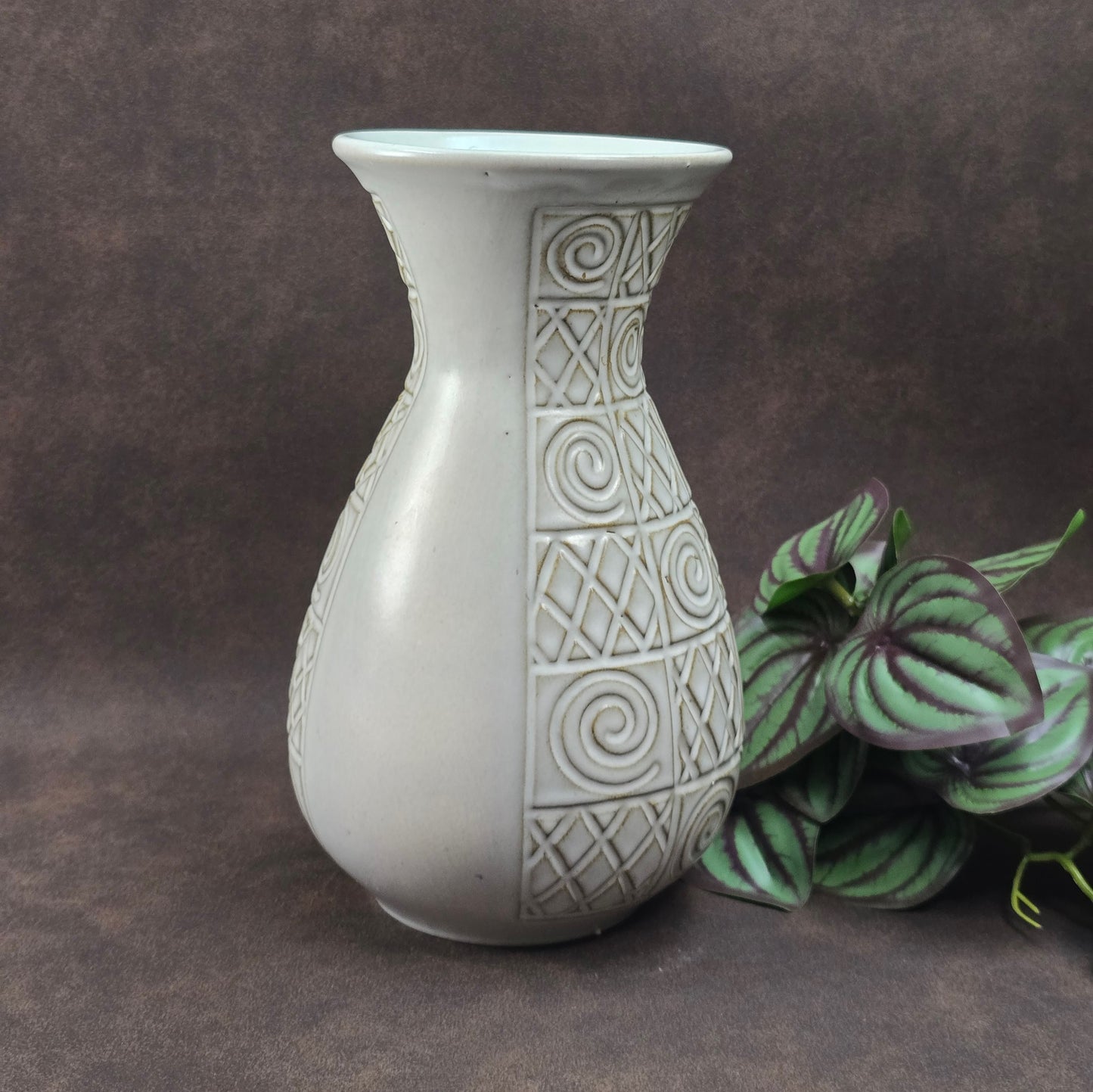 Jasba Keramik Vase 581/20 – cremeweiß mit geometrischem Relief – stilvolle Vintage Deko im Art Deco Look – robust & dekorativ für deine Wohnung oder Sammlung.