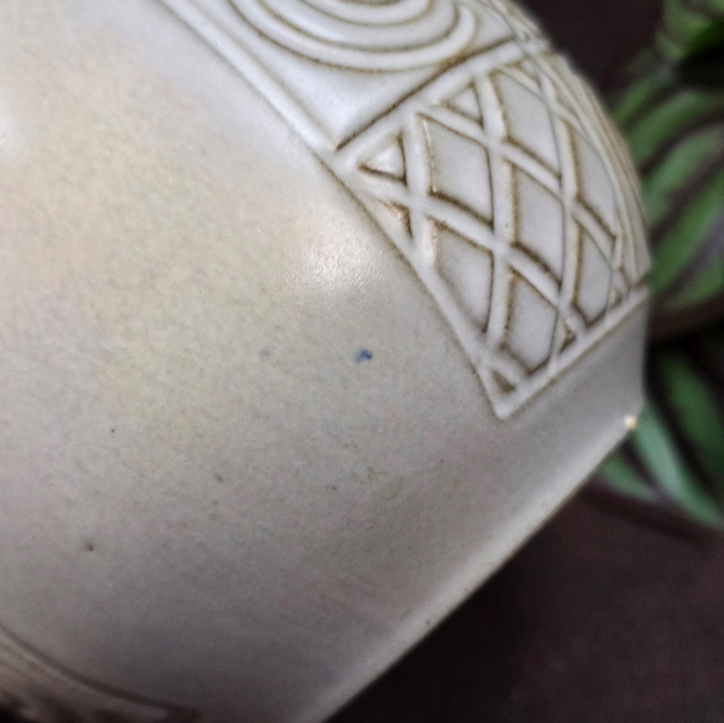Jasba Keramik Vase 581/20 – cremeweiß mit geometrischem Relief – stilvolle Vintage Deko im Art Deco Look – robust & dekorativ für deine Wohnung oder Sammlung.