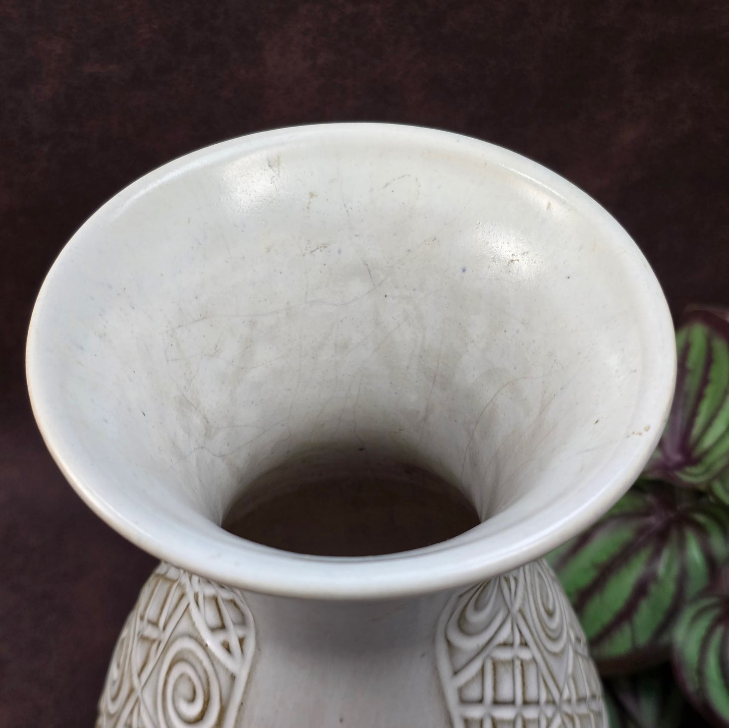 Jasba Keramik Vase 581/20 – cremeweiß mit geometrischem Relief – stilvolle Vintage Deko im Art Deco Look – robust & dekorativ für deine Wohnung oder Sammlung.