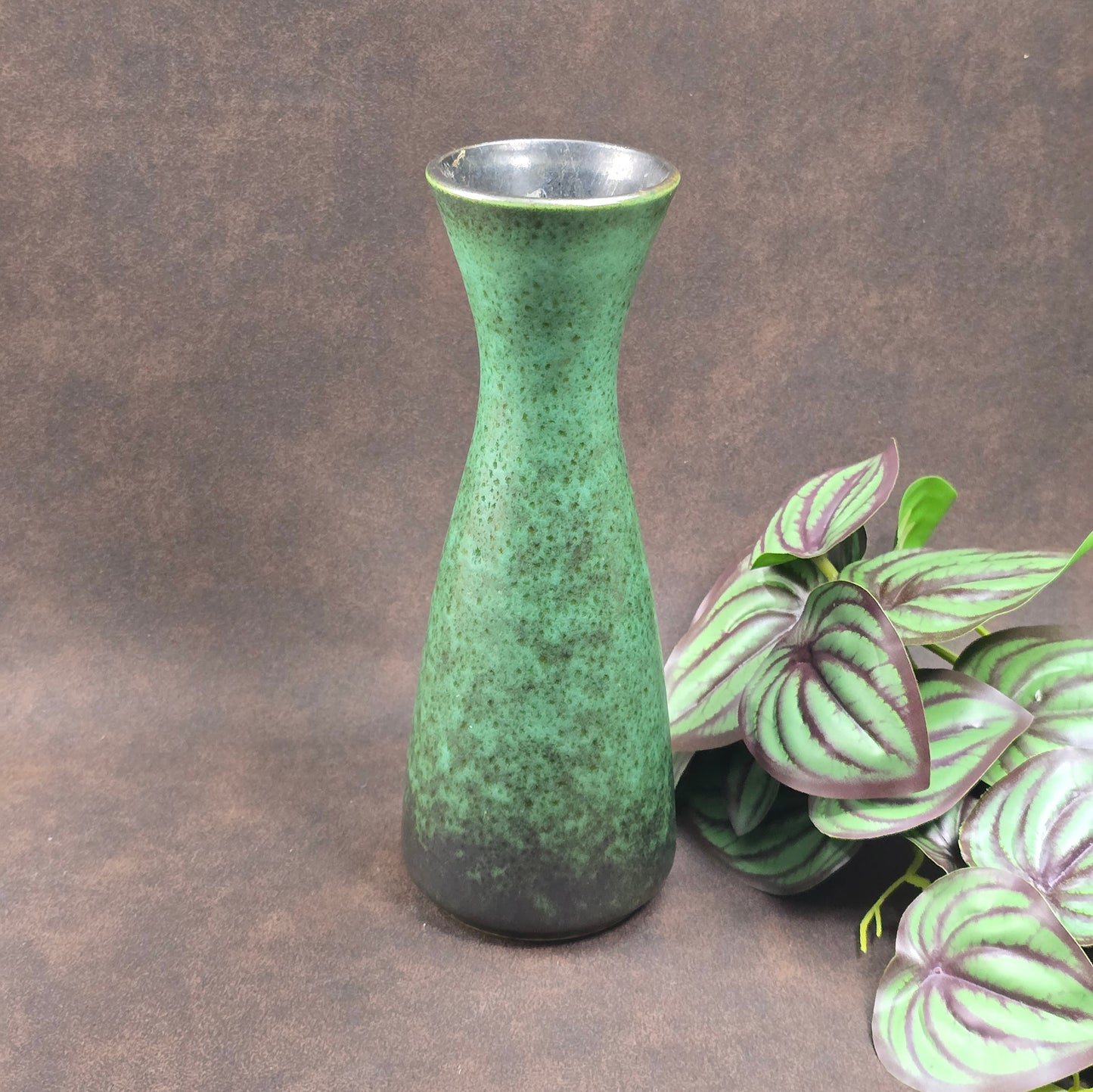 Jasba Vintage-Keramikvase 102/20 – 1970er, smaragdgrün mit dunklem Verlauf, matt & glänzend. Sammlerobjekt in sehr gutem Zustand. Made in Germany.