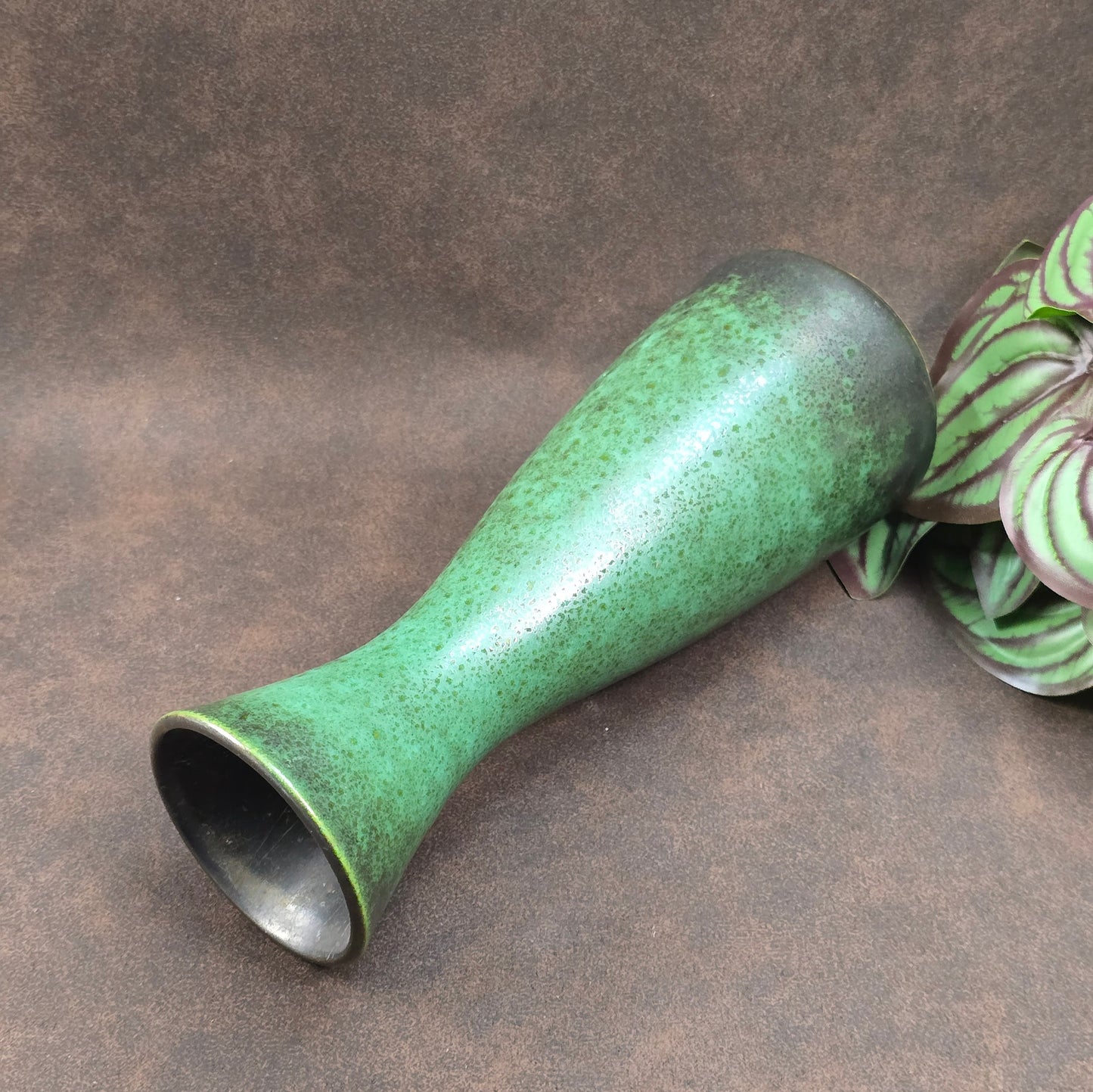 Jasba Vintage-Keramikvase 102/20 – 1970er, smaragdgrün mit dunklem Verlauf, matt & glänzend. Sammlerobjekt in sehr gutem Zustand. Made in Germany.