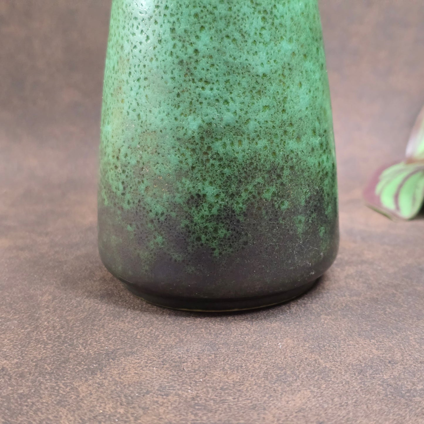 Jasba Vintage-Keramikvase 102/20 – 1970er, smaragdgrün mit dunklem Verlauf, matt & glänzend. Sammlerobjekt in sehr gutem Zustand. Made in Germany.