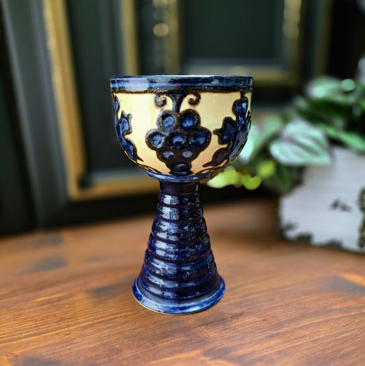 Original DDR-Weinrömer aus den 1970er Jahren. Keramik mit Traubendekor in blau-beige. Rustikal, dekorativ und sammelwürdig. Top Vintage-Erhaltung.