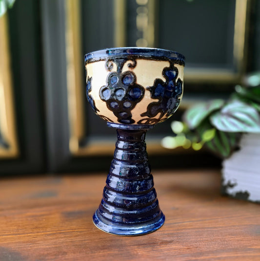 Original DDR-Weinrömer aus den 1970er Jahren. Keramik mit Traubendekor in blau-beige. Rustikal, dekorativ und sammelwürdig. Top Vintage-Erhaltung.