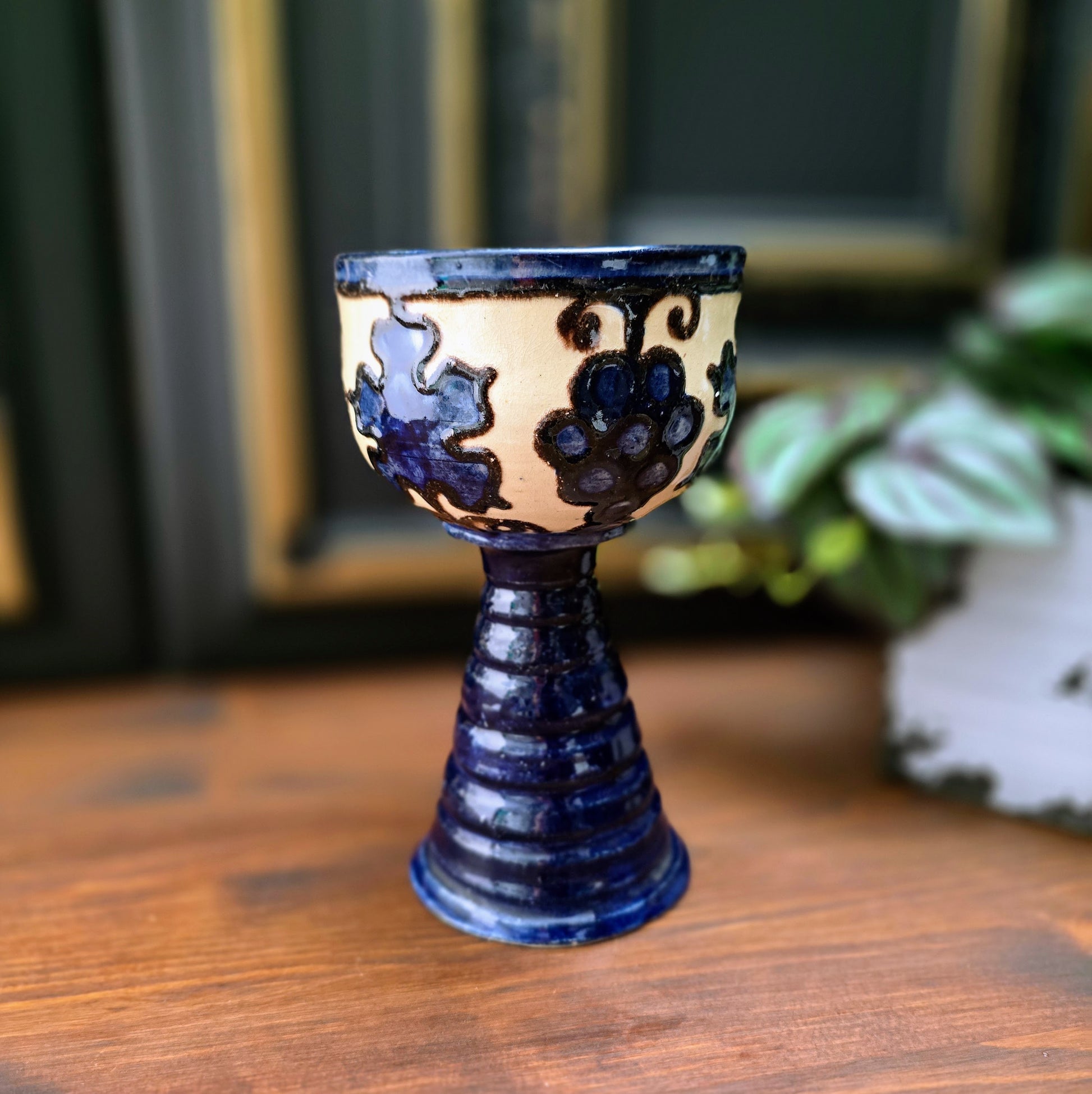 Original DDR-Weinrömer aus den 1970er Jahren. Keramik mit Traubendekor in blau-beige. Rustikal, dekorativ und sammelwürdig. Top Vintage-Erhaltung.