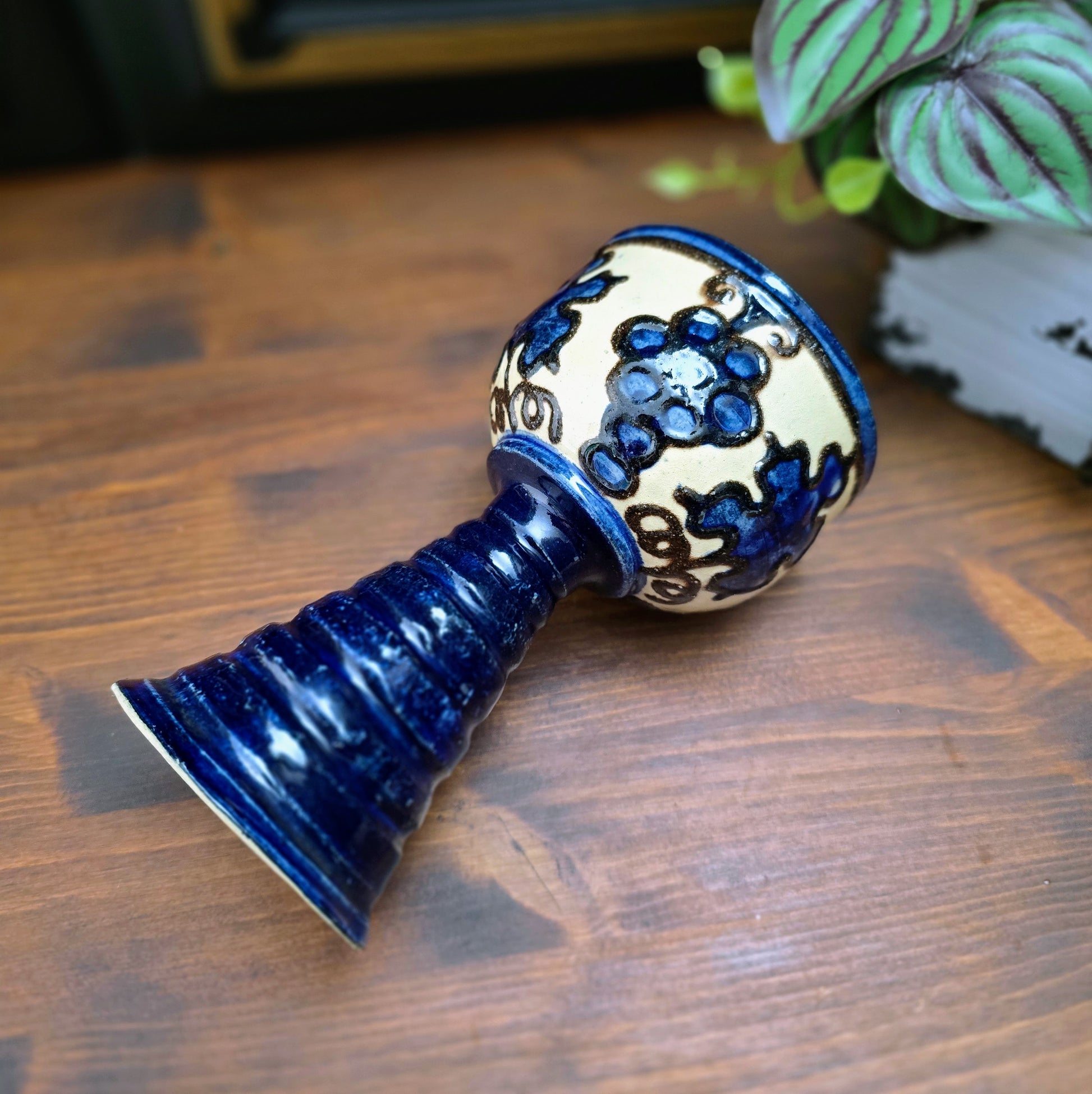 Original DDR-Weinrömer aus den 1970er Jahren. Keramik mit Traubendekor in blau-beige. Rustikal, dekorativ und sammelwürdig. Top Vintage-Erhaltung.