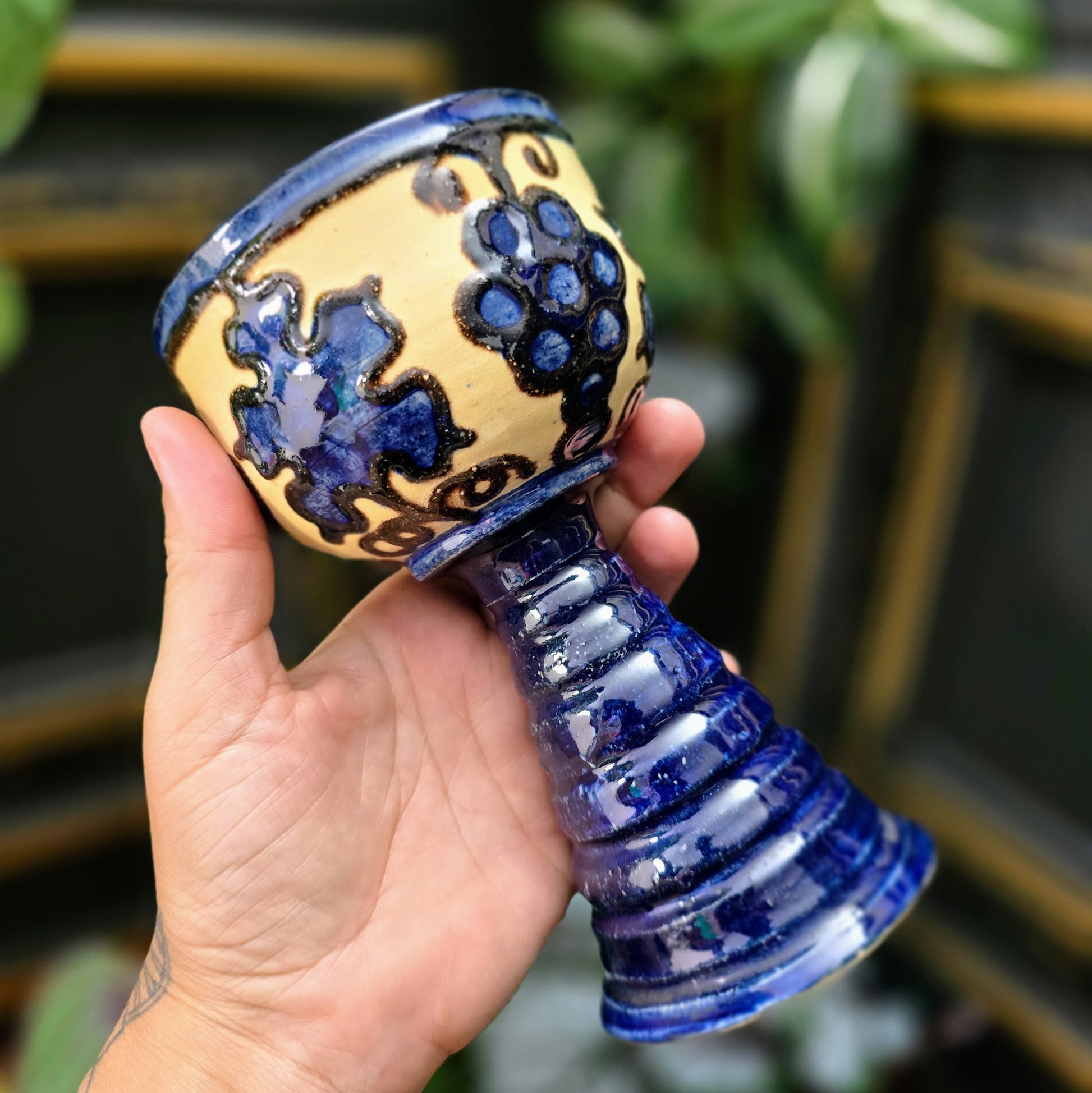 Original DDR-Weinrömer aus den 1970er Jahren. Keramik mit Traubendekor in blau-beige. Rustikal, dekorativ und sammelwürdig. Top Vintage-Erhaltung.