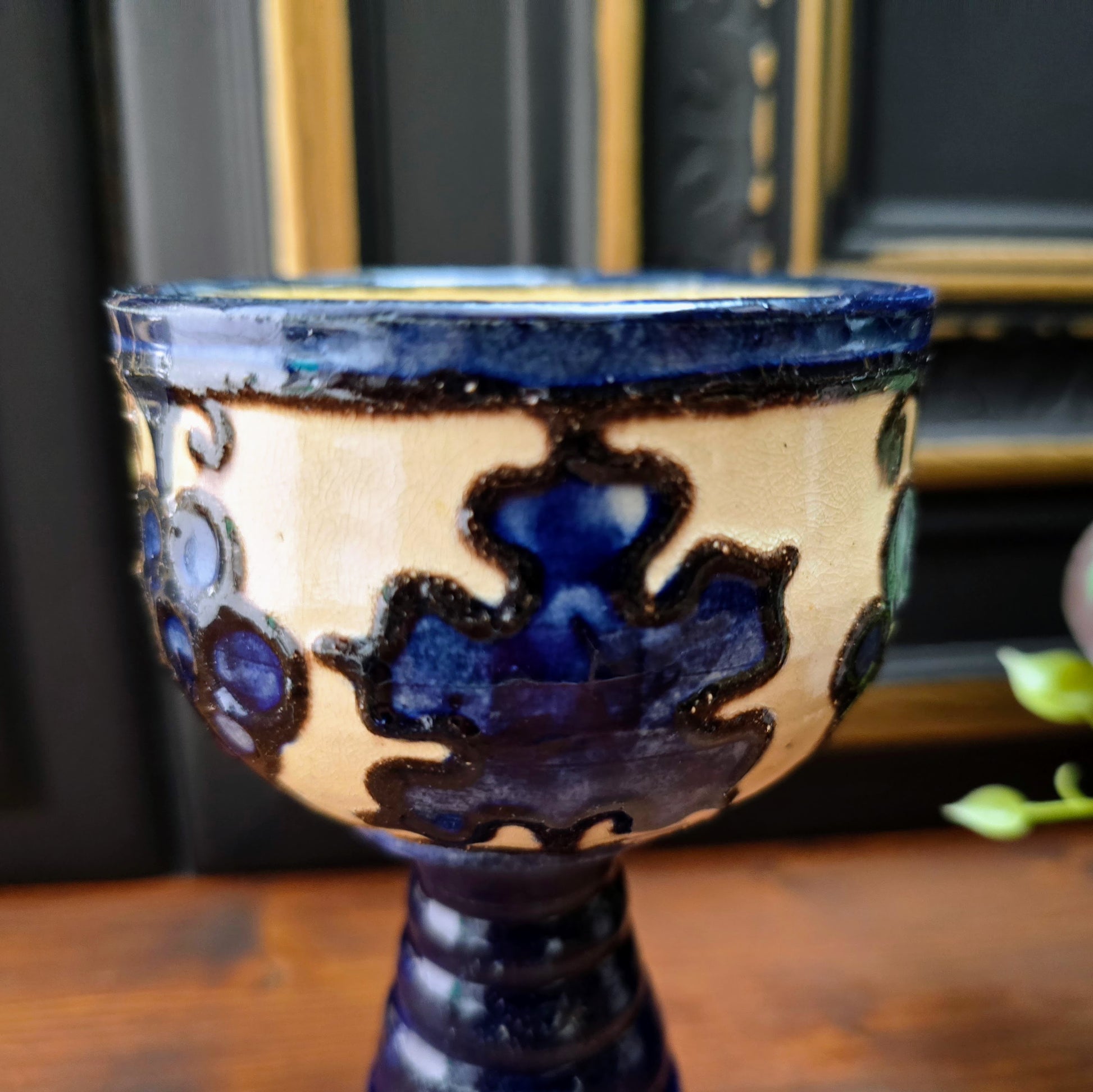 Original DDR-Weinrömer aus den 1970er Jahren. Keramik mit Traubendekor in blau-beige. Rustikal, dekorativ und sammelwürdig. Top Vintage-Erhaltung.