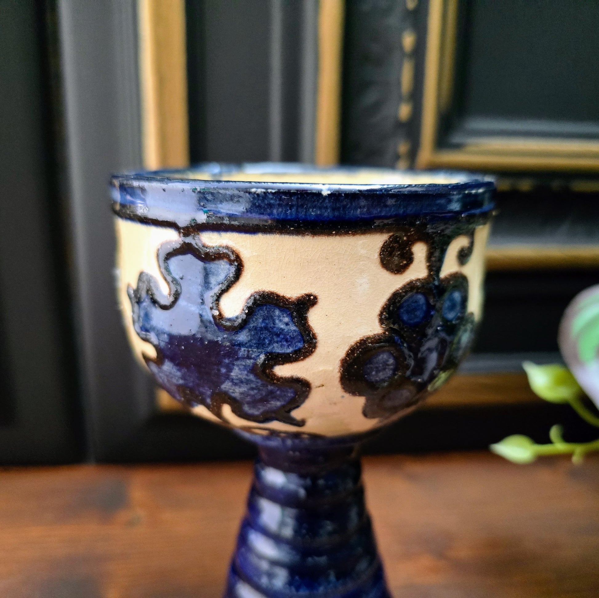 Original DDR-Weinrömer aus den 1970er Jahren. Keramik mit Traubendekor in blau-beige. Rustikal, dekorativ und sammelwürdig. Top Vintage-Erhaltung.