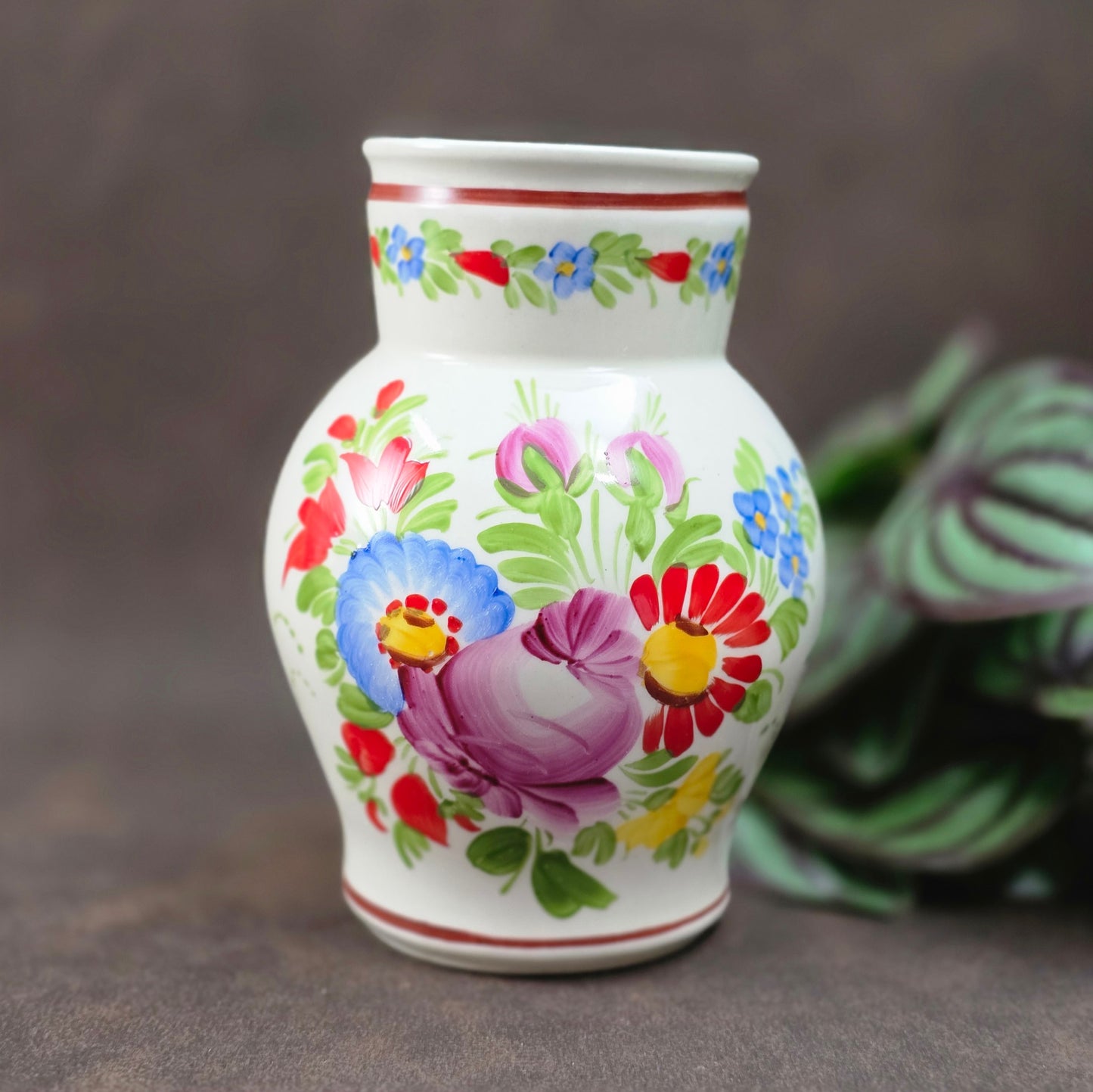 Original Vintage-Krug von Chodovia, 1960er Jahre. Handbemalt mit Blumenmotiv, ca. 0,5L. Perfekt als Vase oder Deko für deine Landhausküche. Sehr guter Vintagezustand.