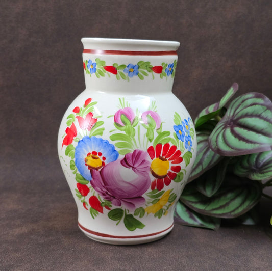 Original Vintage-Krug von Chodovia, 1960er Jahre. Handbemalt mit Blumenmotiv, ca. 0,5L. Perfekt als Vase oder Deko für deine Landhausküche. Sehr guter Vintagezustand.