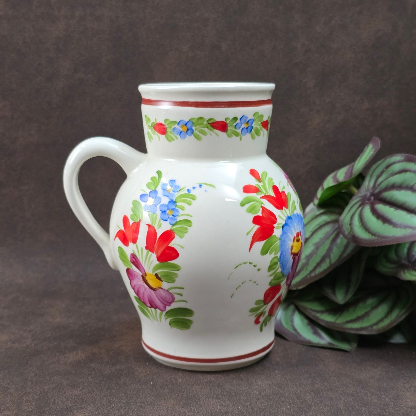 Original Vintage-Krug von Chodovia, 1960er Jahre. Handbemalt mit Blumenmotiv, ca. 0,5L. Perfekt als Vase oder Deko für deine Landhausküche. Sehr guter Vintagezustand.