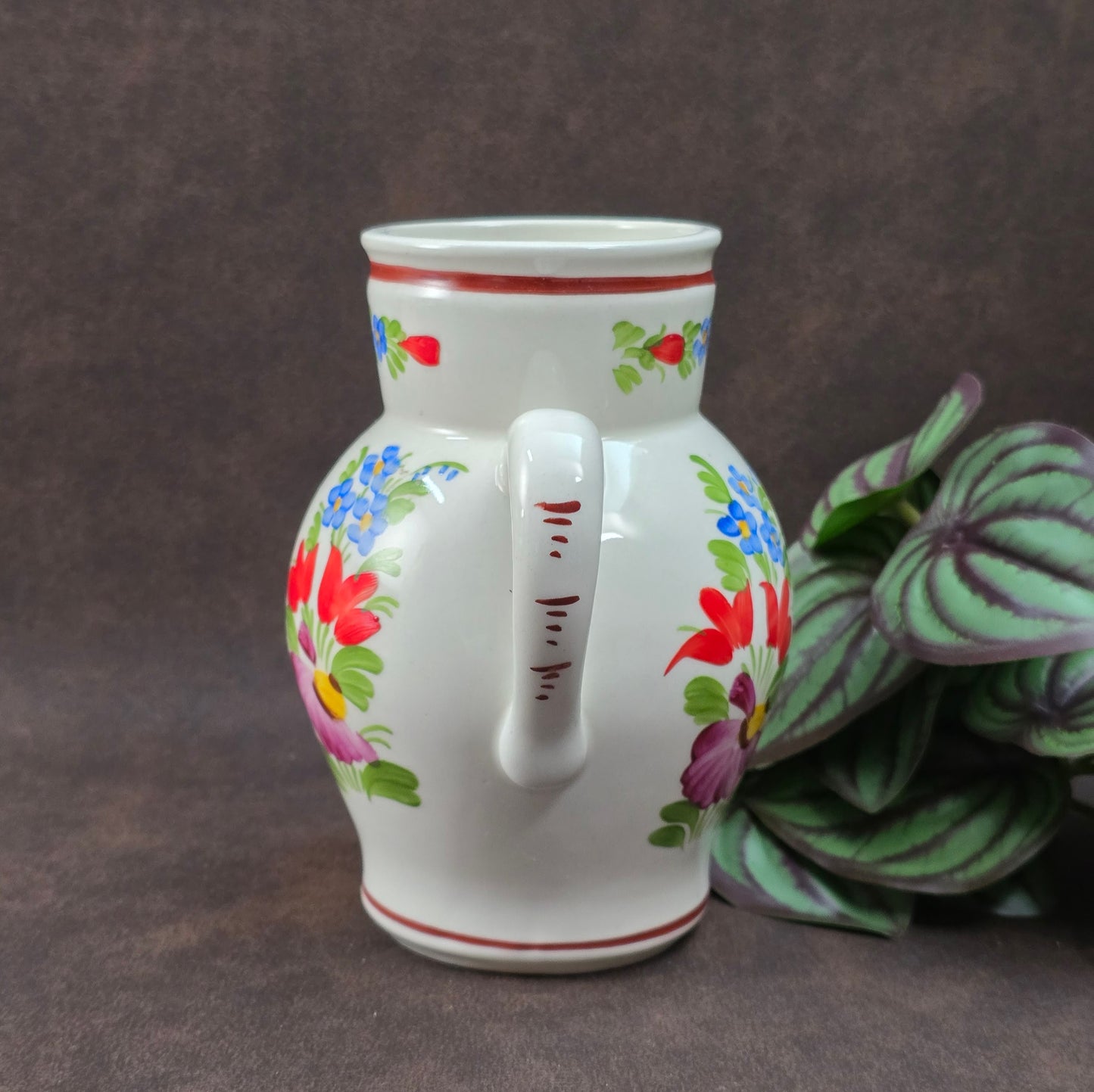 Original Vintage-Krug von Chodovia, 1960er Jahre. Handbemalt mit Blumenmotiv, ca. 0,5L. Perfekt als Vase oder Deko für deine Landhausküche. Sehr guter Vintagezustand.