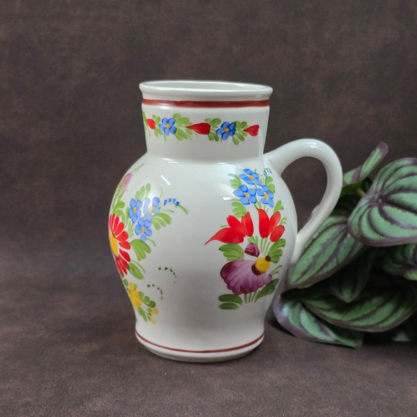 Original Vintage-Krug von Chodovia, 1960er Jahre. Handbemalt mit Blumenmotiv, ca. 0,5L. Perfekt als Vase oder Deko für deine Landhausküche. Sehr guter Vintagezustand.