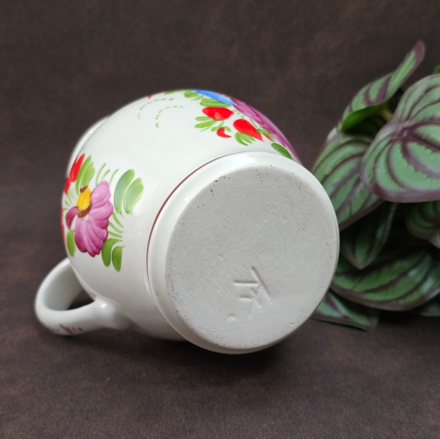 Original Vintage-Krug von Chodovia, 1960er Jahre. Handbemalt mit Blumenmotiv, ca. 0,5L. Perfekt als Vase oder Deko für deine Landhausküche. Sehr guter Vintagezustand.