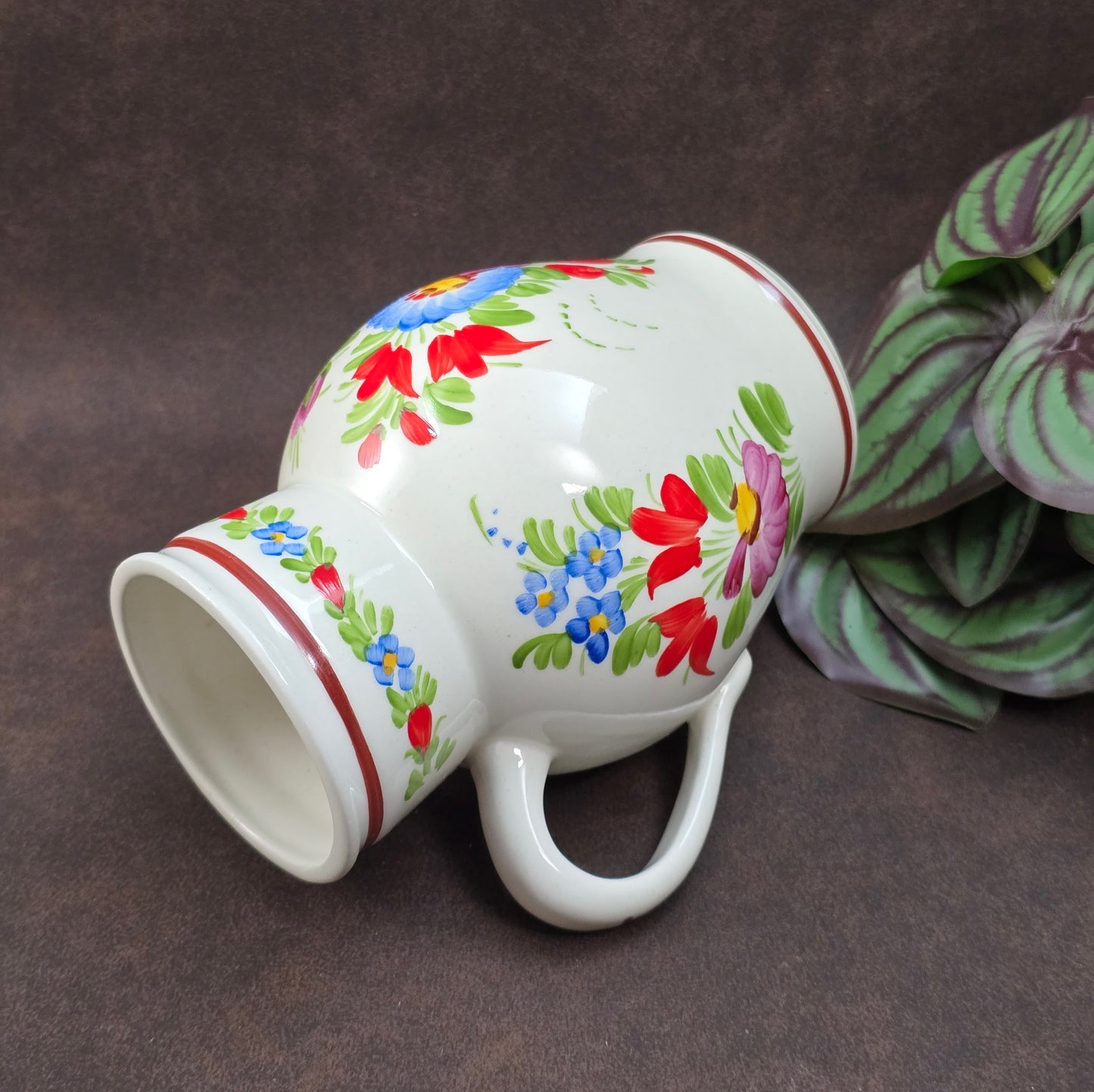 Original Vintage-Krug von Chodovia, 1960er Jahre. Handbemalt mit Blumenmotiv, ca. 0,5L. Perfekt als Vase oder Deko für deine Landhausküche. Sehr guter Vintagezustand.