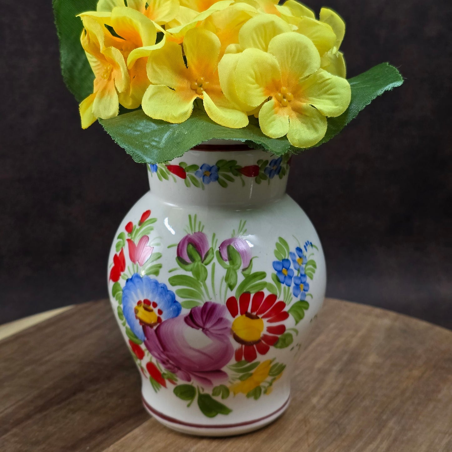 Original Vintage-Krug von Chodovia, 1960er Jahre. Handbemalt mit Blumenmotiv, ca. 0,5L. Perfekt als Vase oder Deko für deine Landhausküche. Sehr guter Vintagezustand.