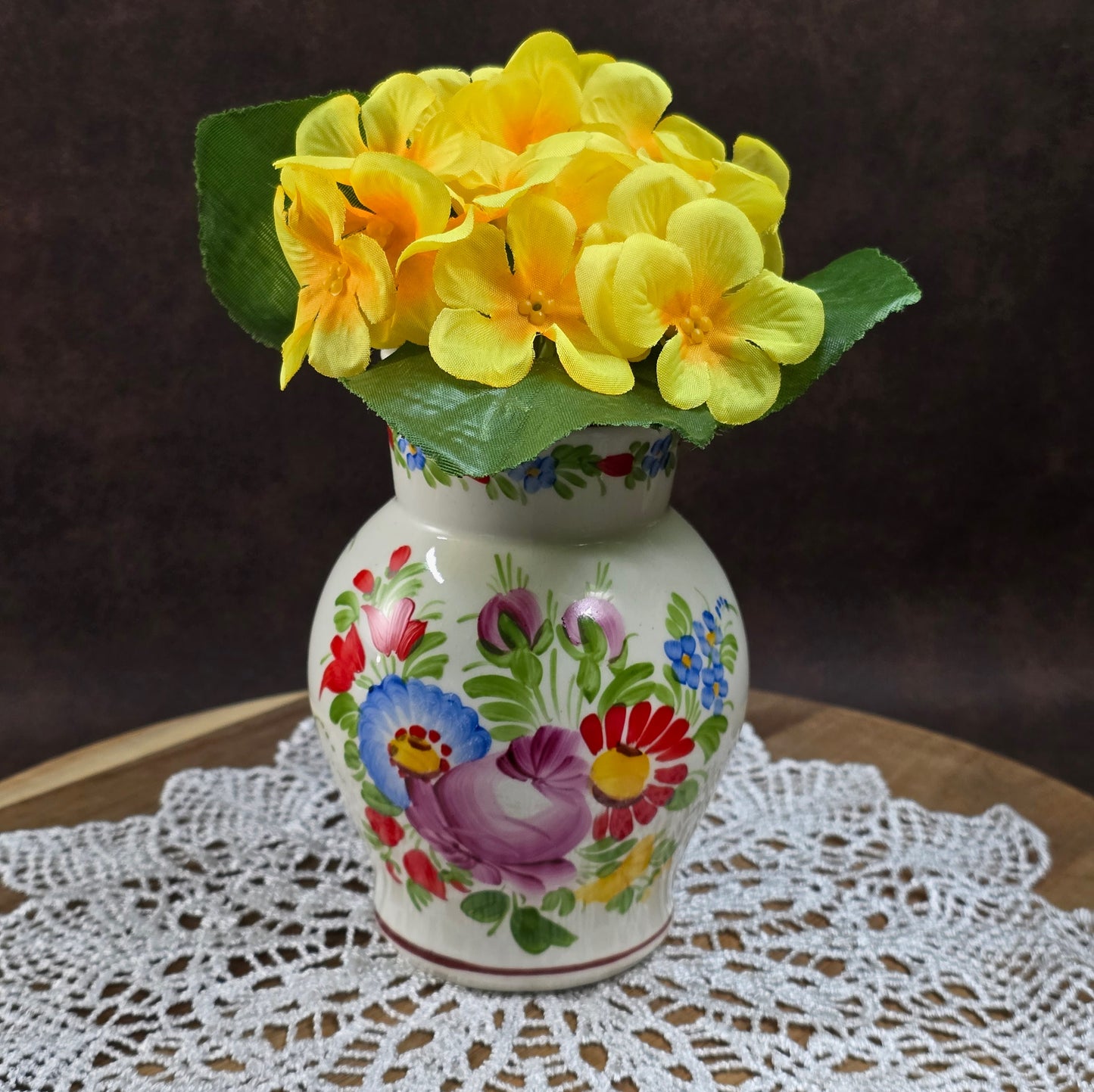 Original Vintage-Krug von Chodovia, 1960er Jahre. Handbemalt mit Blumenmotiv, ca. 0,5L. Perfekt als Vase oder Deko für deine Landhausküche. Sehr guter Vintagezustand.