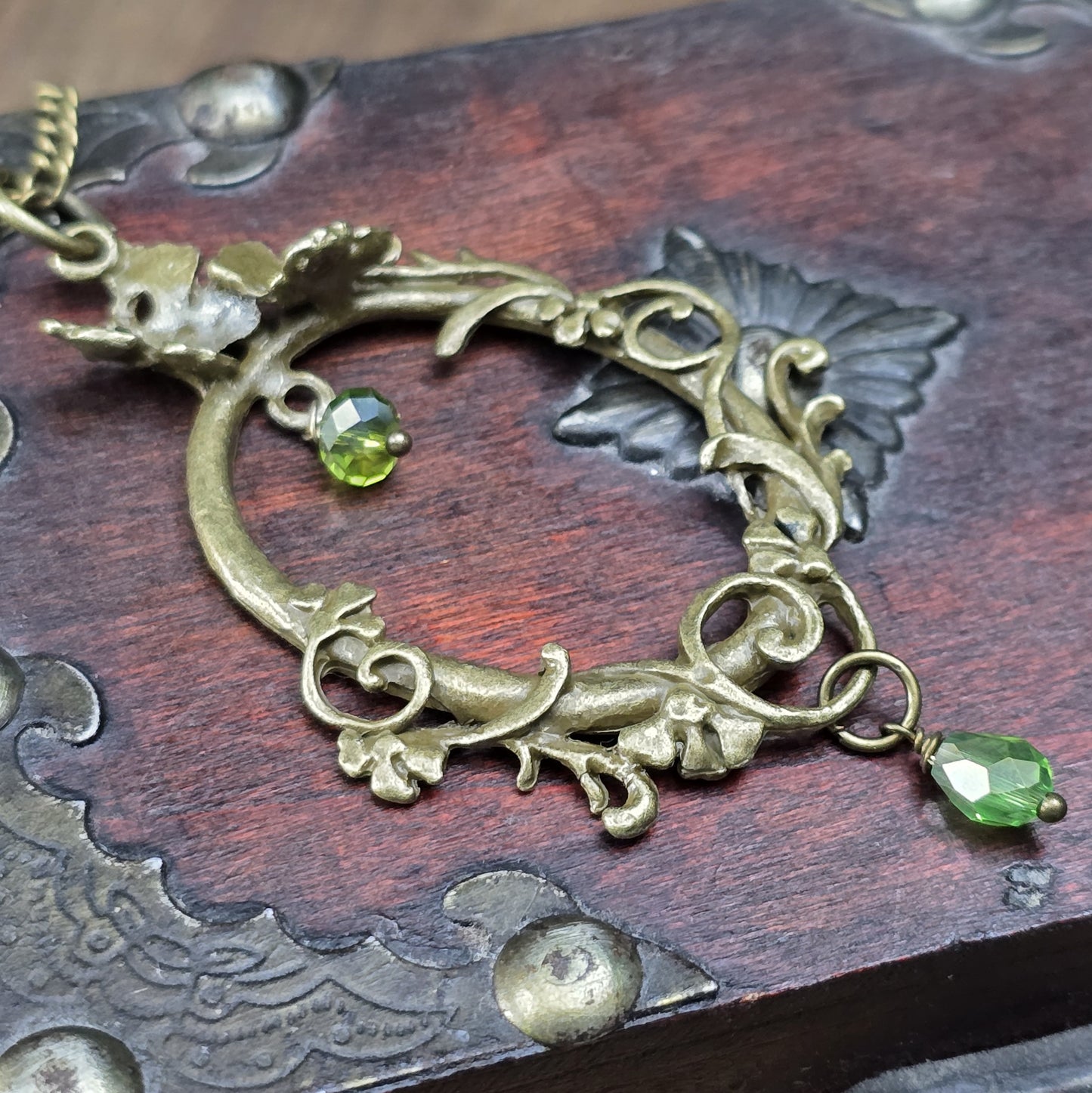 Kette mit Anhänger Shabby-Stil, Schnörkel, Schmetterlinge und grünes Kristallglas, antik bronzefarbig