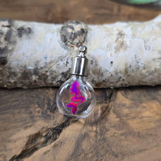 Kleine Glasflasche mit Schraubverschluss und pinkem Meerjungfrau-Motiv, ideal als Kettenanhänger und tragbare Parfümflasche.