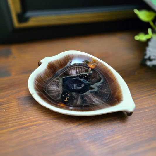 Kleine Vintage-Keramikschale in Blattform von Jasba (1950er). Beige-braune Glasur, Modell 138. Perfekt als Dekoration oder Sammlerstück.