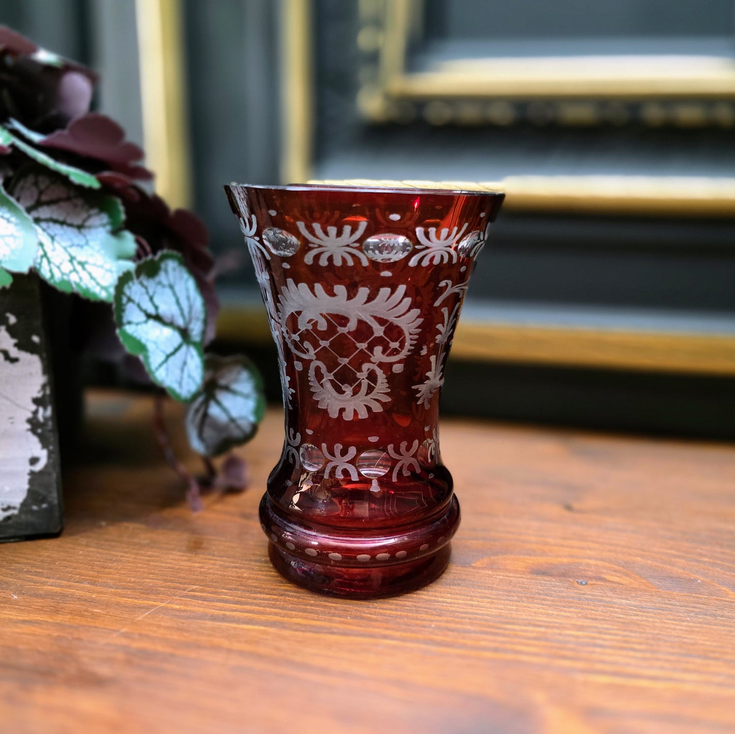 Kleine, rubinrote Kristallglas-Vase von Egermann aus den 1950ern – handgeschliffen, stilvoll und selten. Böhmisches Original im guten Vintagezustand.
