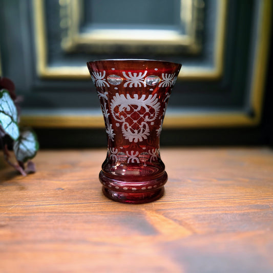Kleine, rubinrote Kristallglas-Vase von Egermann aus den 1950ern – handgeschliffen, stilvoll und selten. Böhmisches Original im guten Vintagezustand.
