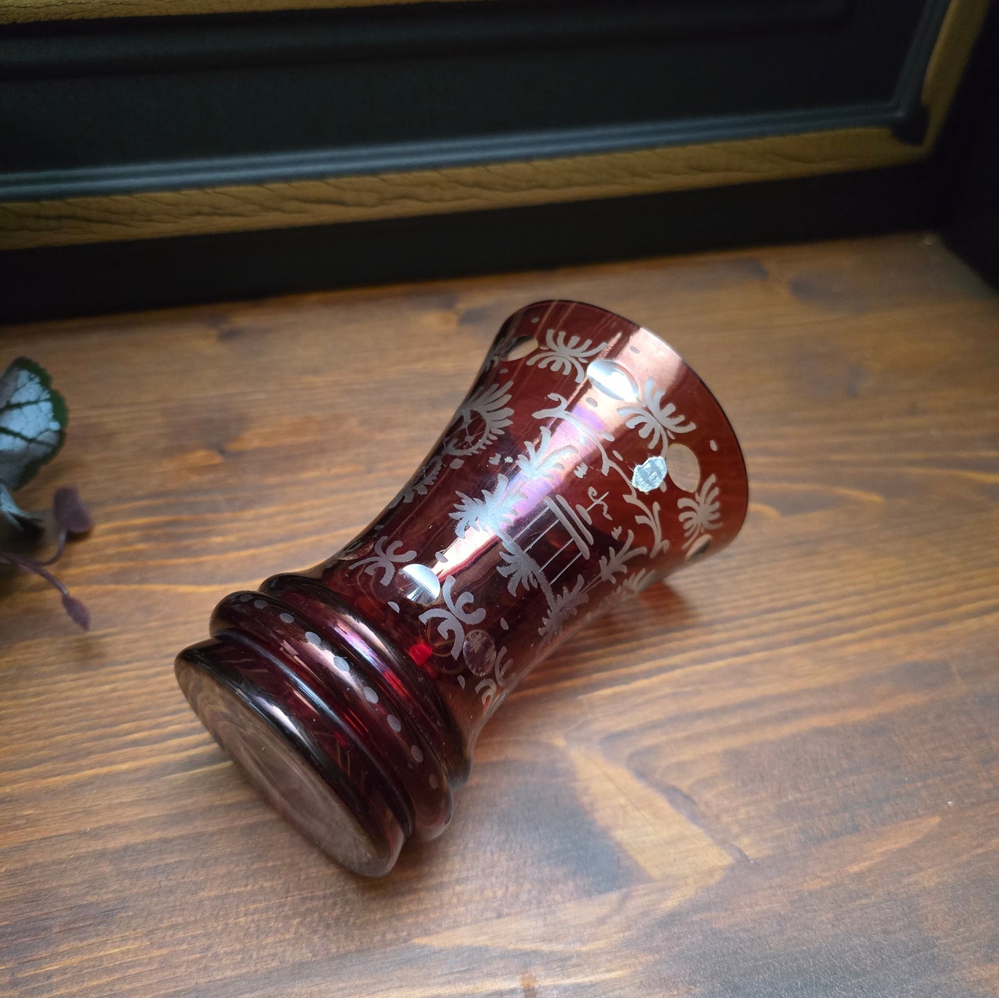 Kleine, rubinrote Kristallglas-Vase von Egermann aus den 1950ern – handgeschliffen, stilvoll und selten. Böhmisches Original im guten Vintagezustand.