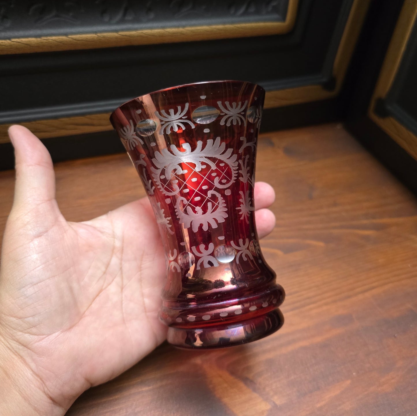 Kleine, rubinrote Kristallglas-Vase von Egermann aus den 1950ern – handgeschliffen, stilvoll und selten. Böhmisches Original im guten Vintagezustand.