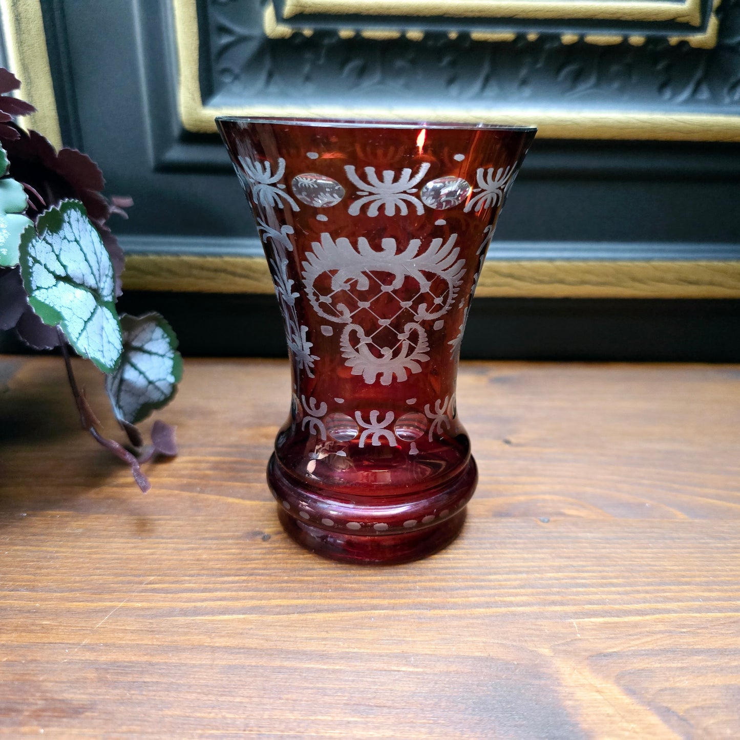 Kleine, rubinrote Kristallglas-Vase von Egermann aus den 1950ern – handgeschliffen, stilvoll und selten. Böhmisches Original im guten Vintagezustand.