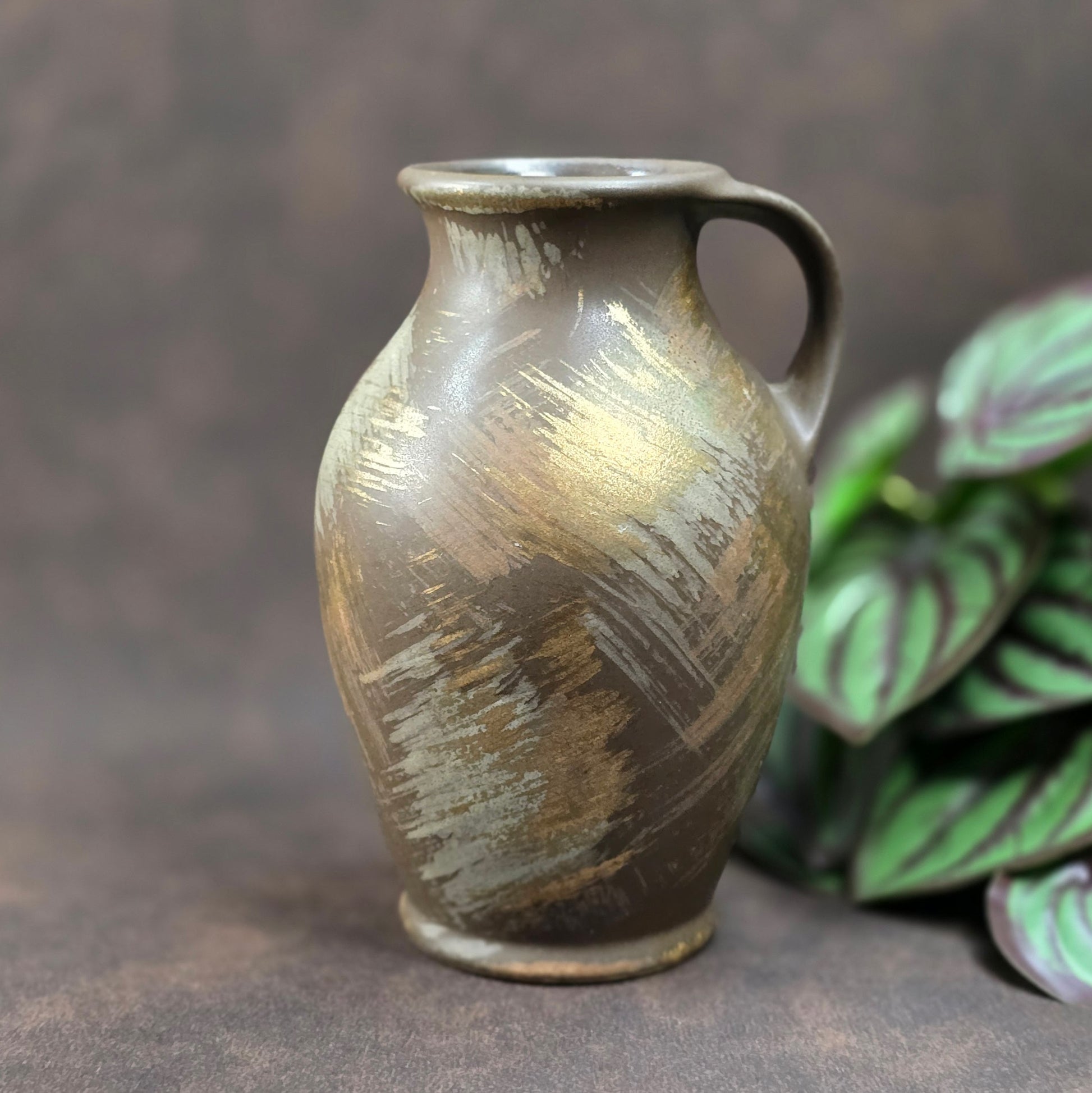 Kleiner Bay Keramik Krug 651/14, Midcentury braun seidenmatt mit Gold/Beige Pinselstrichdekor, 1970er, sehr guter Zustand. Perfekt als Vase oder Deko-Highlight!