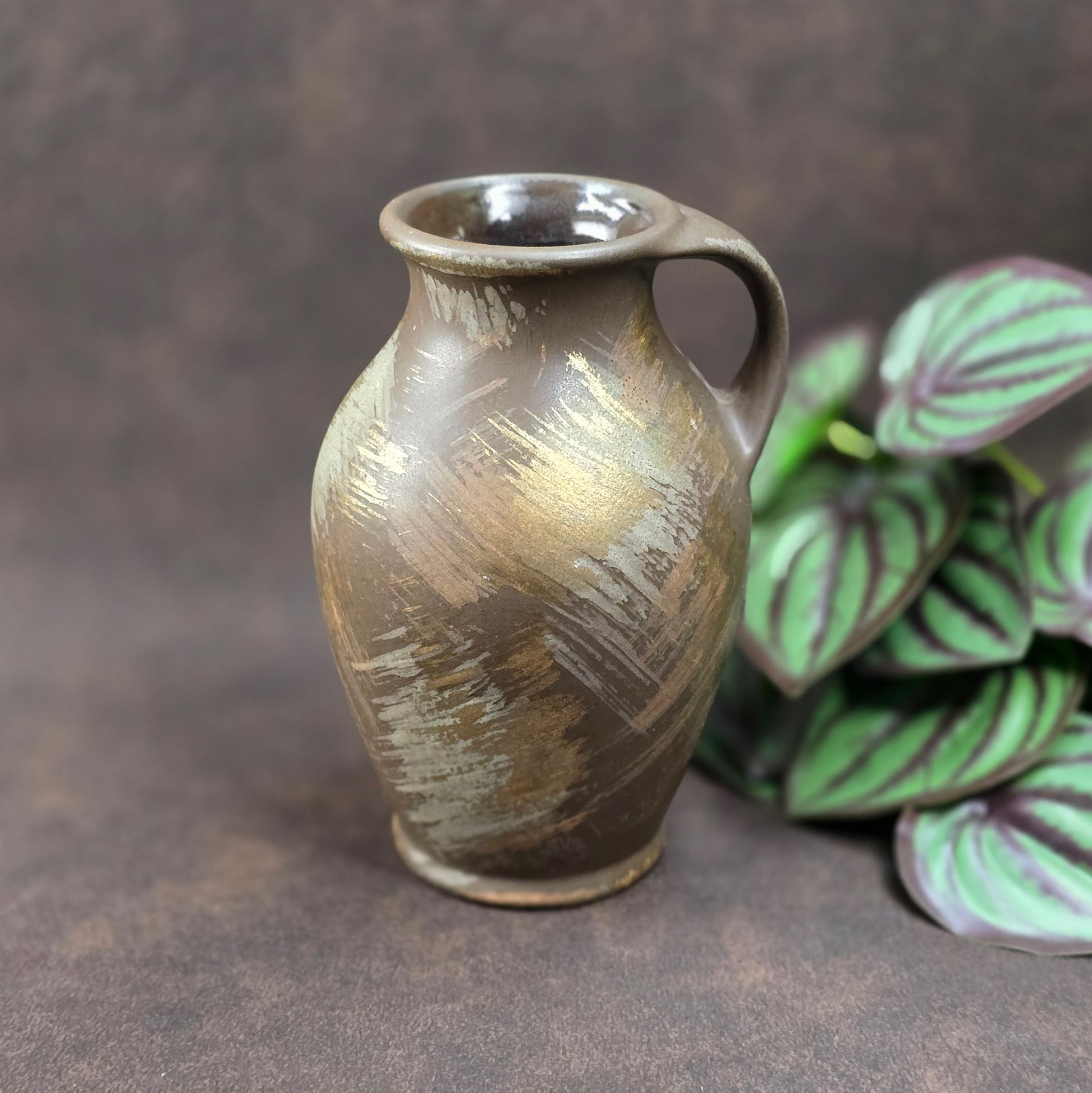 Kleiner Bay Keramik Krug 651/14, Midcentury braun seidenmatt mit Gold/Beige Pinselstrichdekor, 1970er, sehr guter Zustand. Perfekt als Vase oder Deko-Highlight!