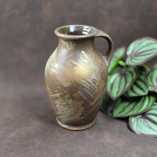 Kleiner Bay Keramik Krug 651/14, Midcentury braun seidenmatt mit Gold/Beige Pinselstrichdekor, 1970er, sehr guter Zustand. Perfekt als Vase oder Deko-Highlight!