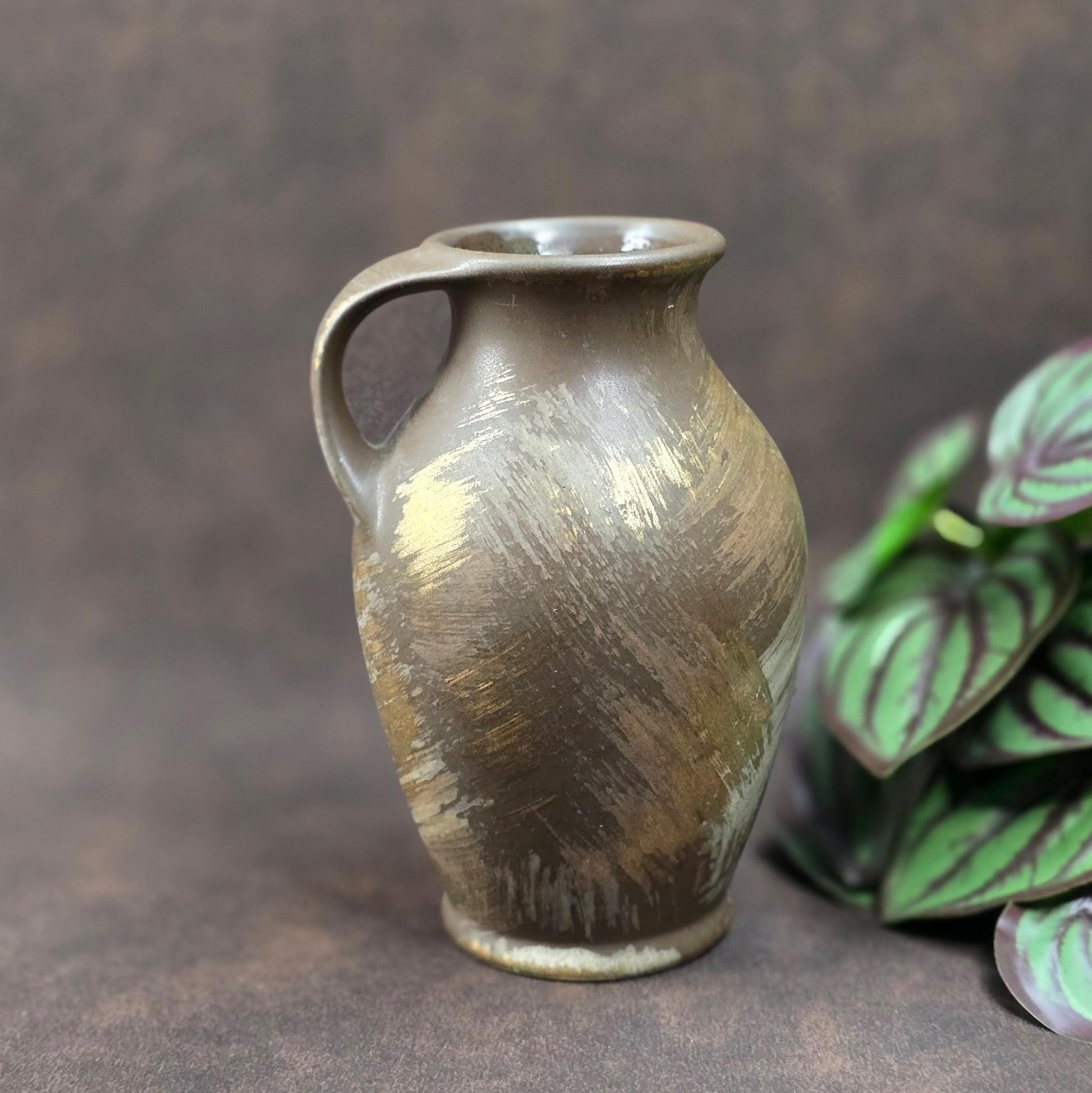 Kleiner Bay Keramik Krug 651/14, Midcentury braun seidenmatt mit Gold/Beige Pinselstrichdekor, 1970er, sehr guter Zustand. Perfekt als Vase oder Deko-Highlight!