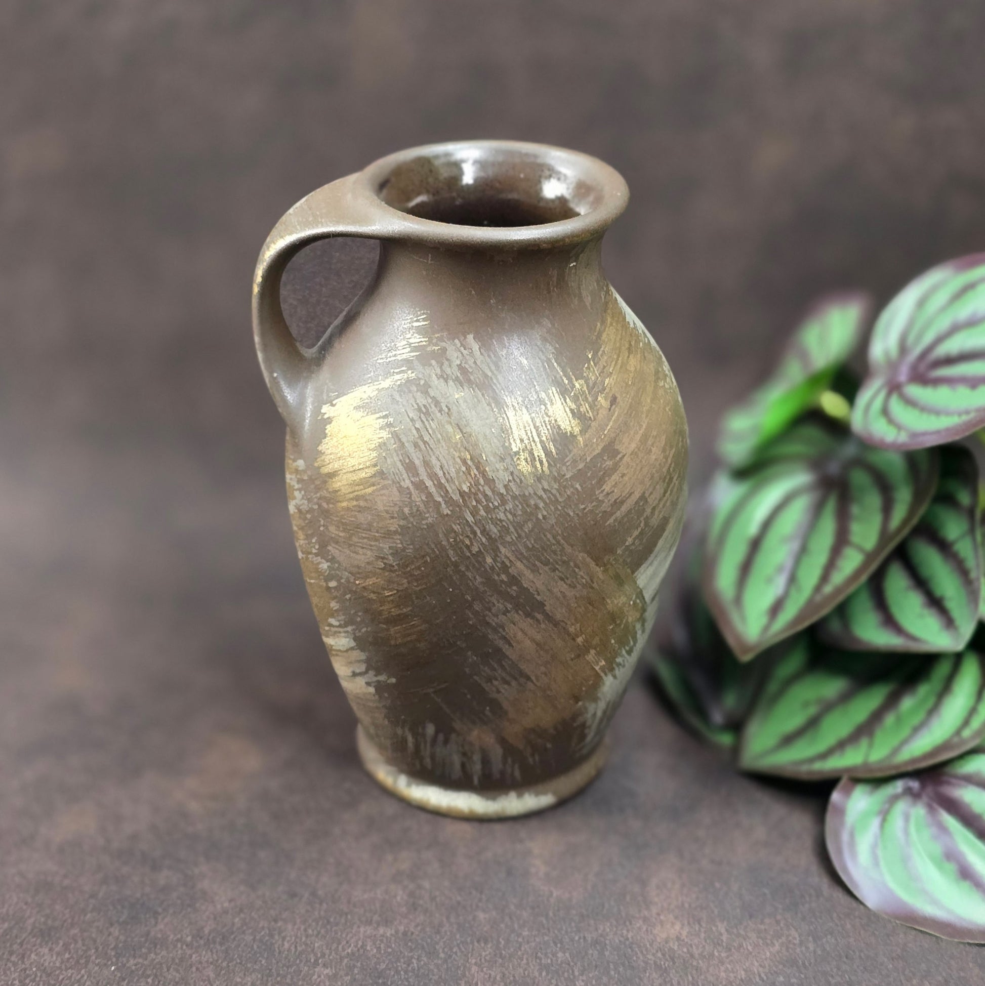 Kleiner Bay Keramik Krug 651/14, Midcentury braun seidenmatt mit Gold/Beige Pinselstrichdekor, 1970er, sehr guter Zustand. Perfekt als Vase oder Deko-Highlight!