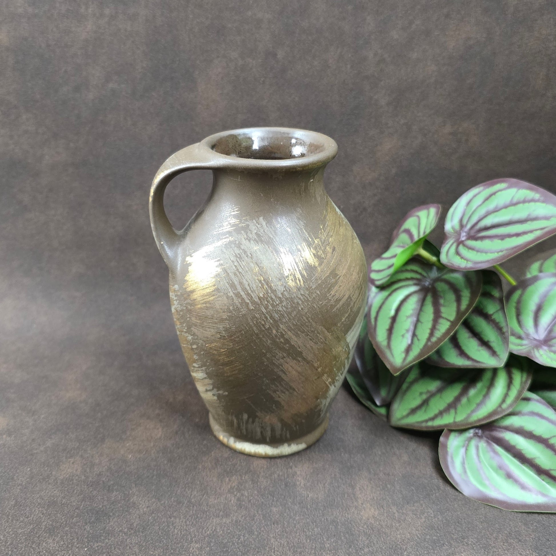 Kleiner Bay Keramik Krug 651/14, Midcentury braun seidenmatt mit Gold/Beige Pinselstrichdekor, 1970er, sehr guter Zustand. Perfekt als Vase oder Deko-Highlight!