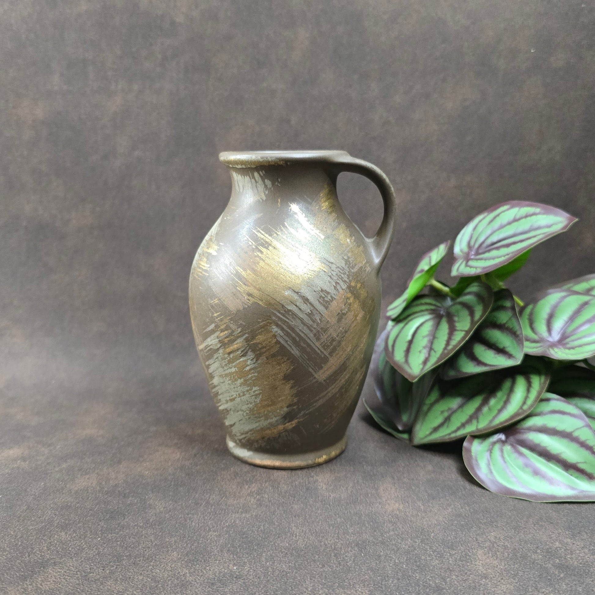 Kleiner Bay Keramik Krug 651/14, Midcentury braun seidenmatt mit Gold/Beige Pinselstrichdekor, 1970er, sehr guter Zustand. Perfekt als Vase oder Deko-Highlight!