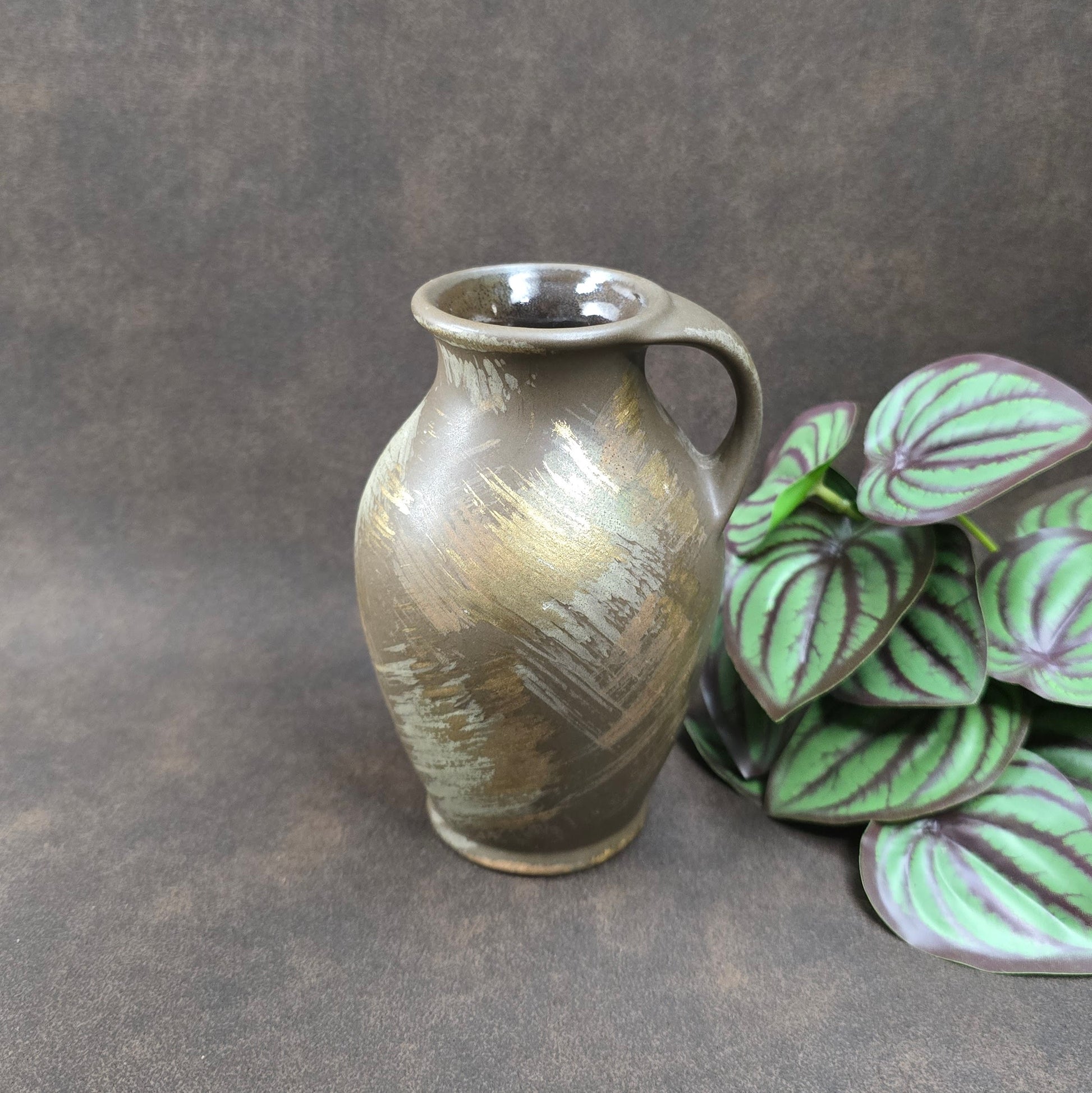 Kleiner Bay Keramik Krug 651/14, Midcentury braun seidenmatt mit Gold/Beige Pinselstrichdekor, 1970er, sehr guter Zustand. Perfekt als Vase oder Deko-Highlight!