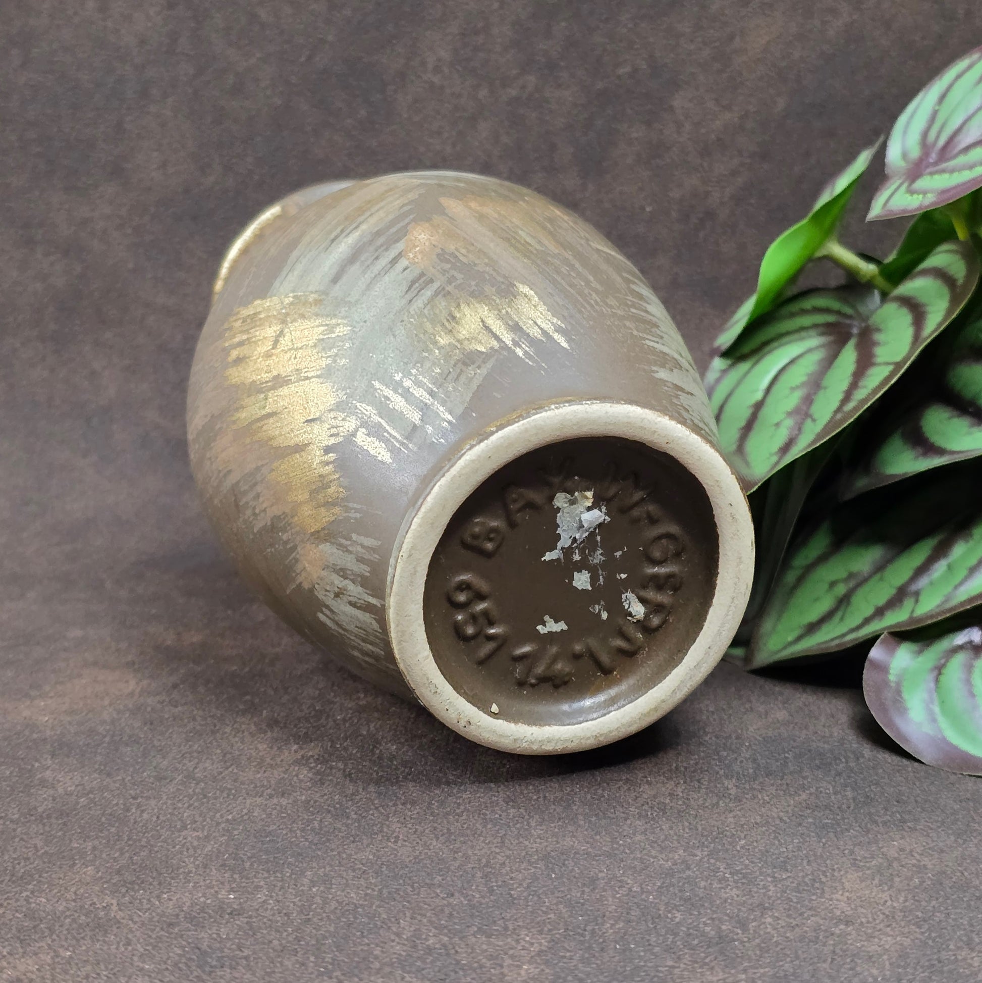 Kleiner Bay Keramik Krug 651/14, Midcentury braun seidenmatt mit Gold/Beige Pinselstrichdekor, 1970er, sehr guter Zustand. Perfekt als Vase oder Deko-Highlight!