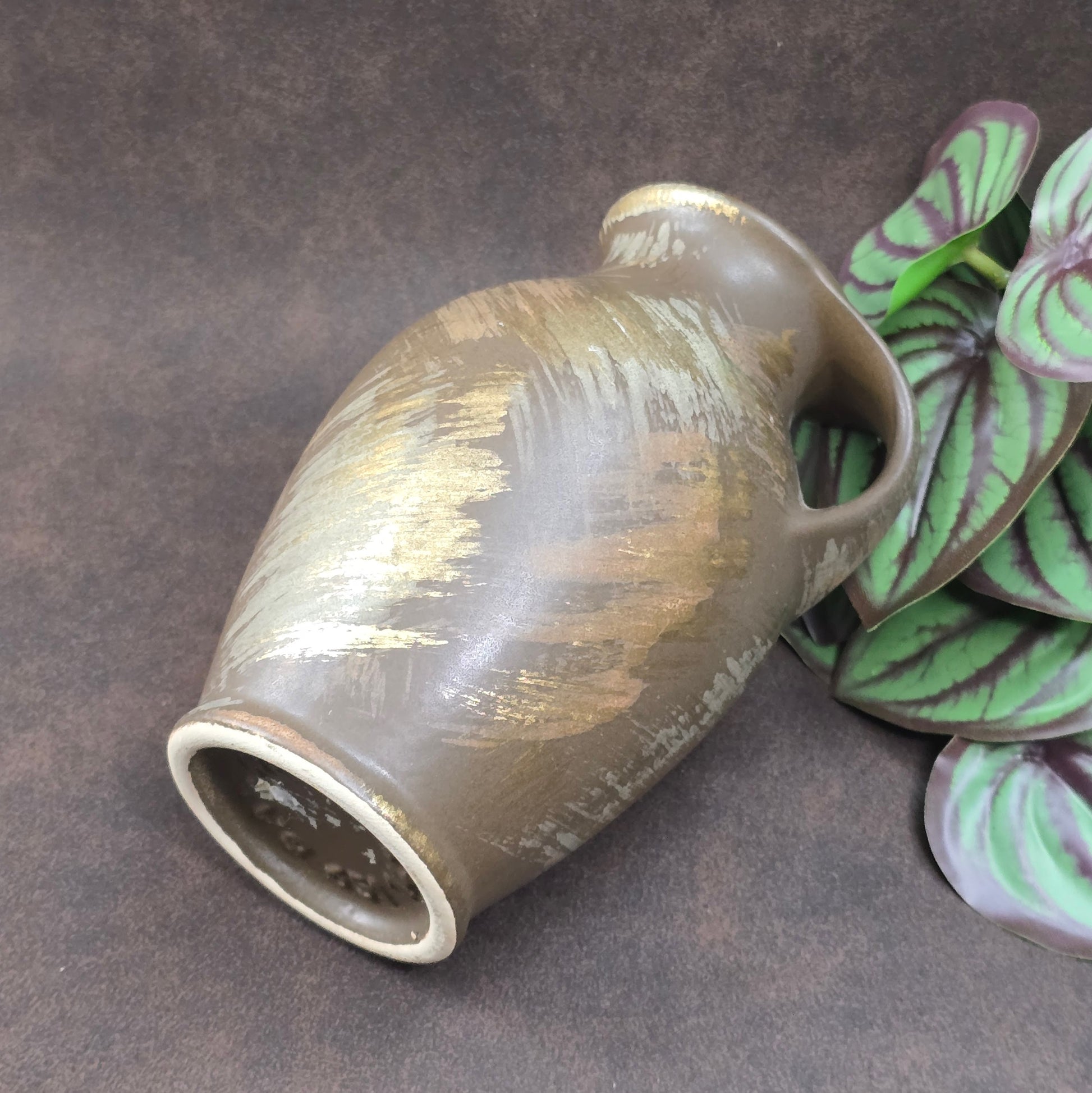 Kleiner Bay Keramik Krug 651/14, Midcentury braun seidenmatt mit Gold/Beige Pinselstrichdekor, 1970er, sehr guter Zustand. Perfekt als Vase oder Deko-Highlight!