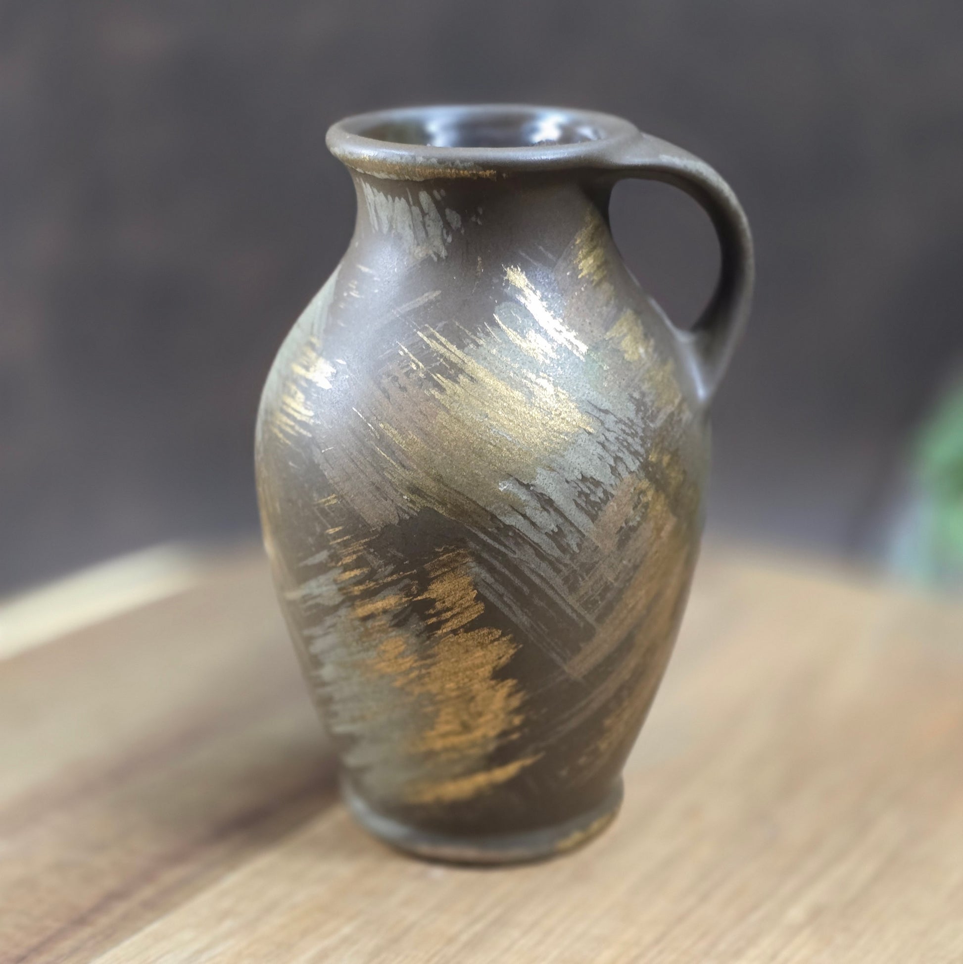 Kleiner Bay Keramik Krug 651/14, Midcentury braun seidenmatt mit Gold/Beige Pinselstrichdekor, 1970er, sehr guter Zustand. Perfekt als Vase oder Deko-Highlight!