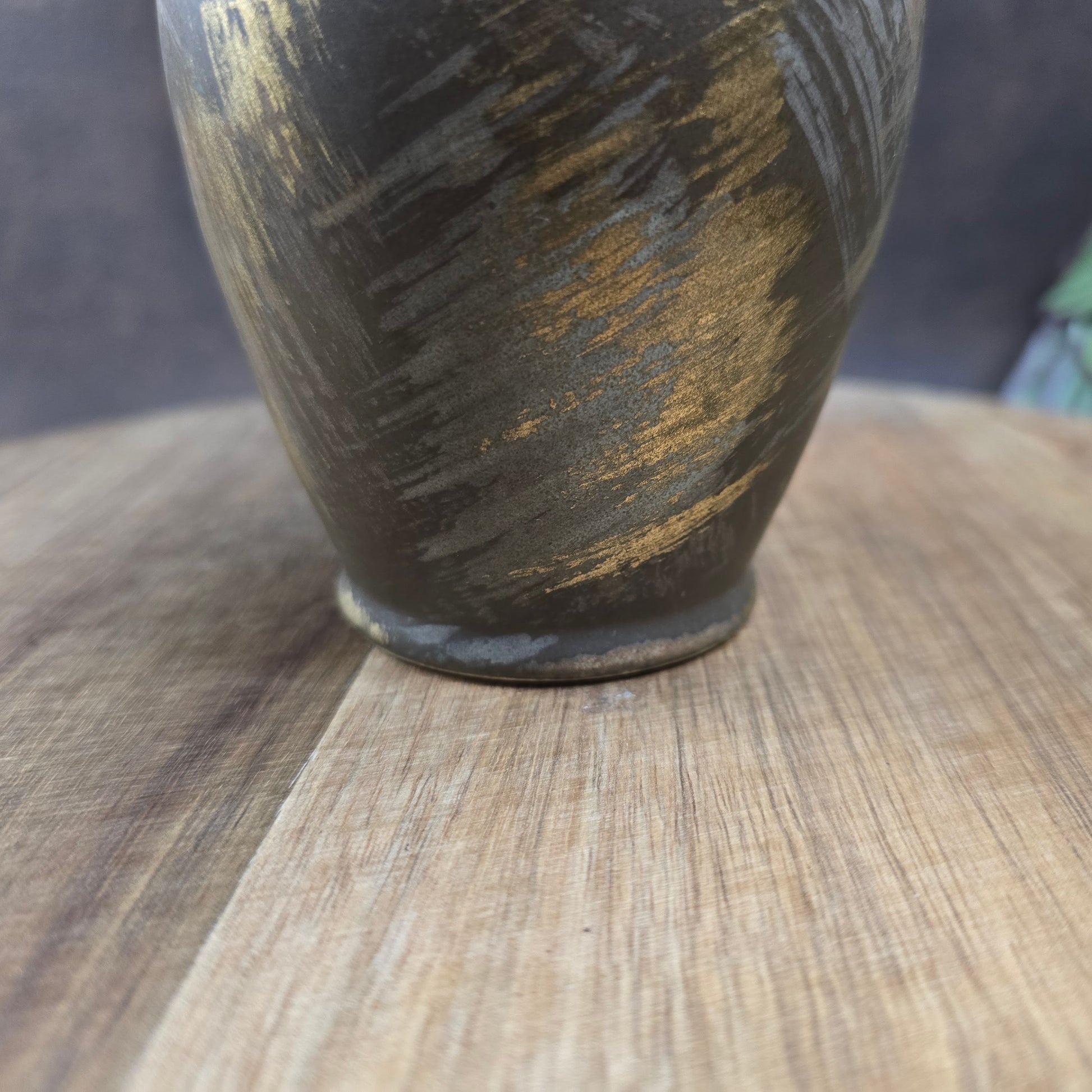 Kleiner Bay Keramik Krug 651/14, Midcentury braun seidenmatt mit Gold/Beige Pinselstrichdekor, 1970er, sehr guter Zustand. Perfekt als Vase oder Deko-Highlight!