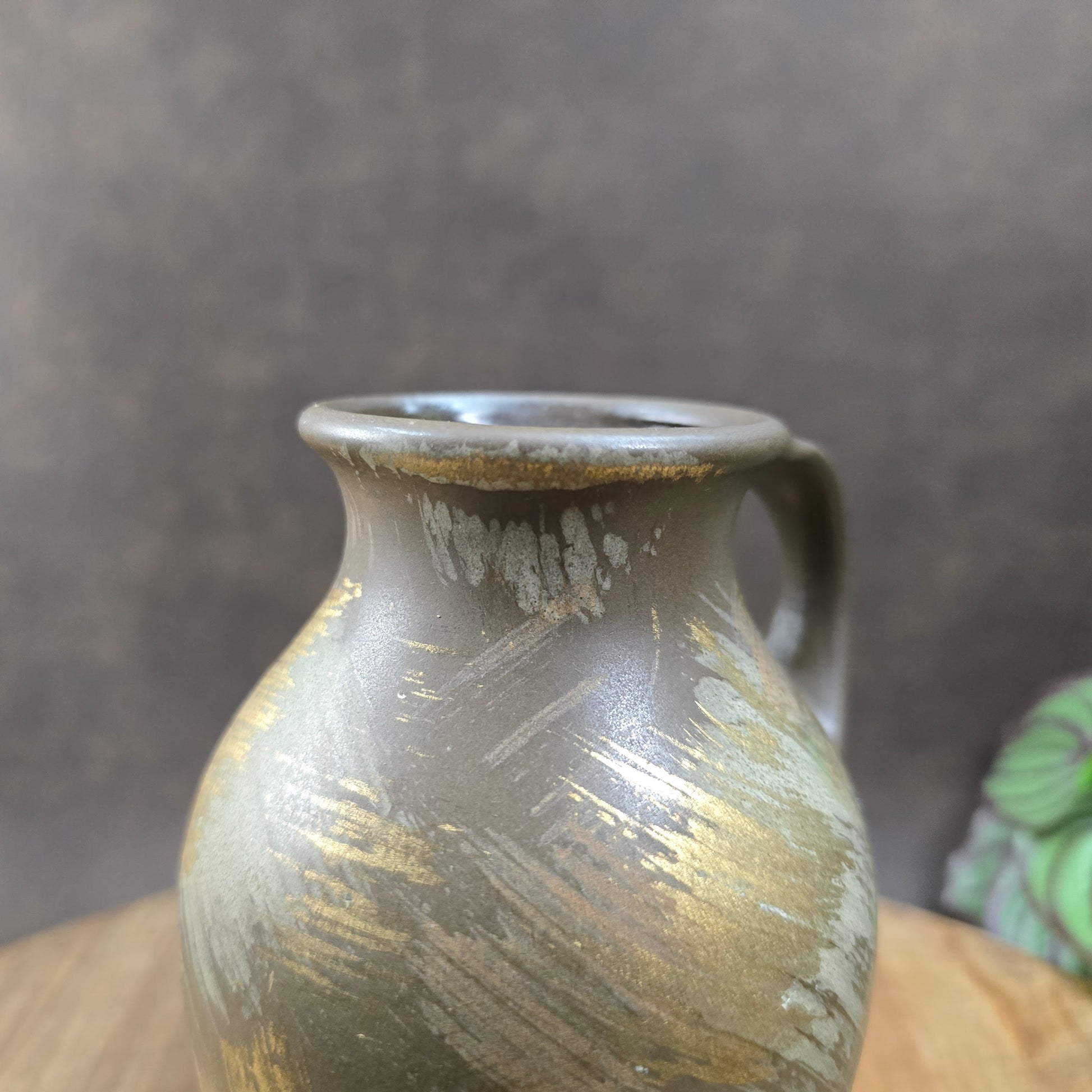 Kleiner Bay Keramik Krug 651/14, Midcentury braun seidenmatt mit Gold/Beige Pinselstrichdekor, 1970er, sehr guter Zustand. Perfekt als Vase oder Deko-Highlight!